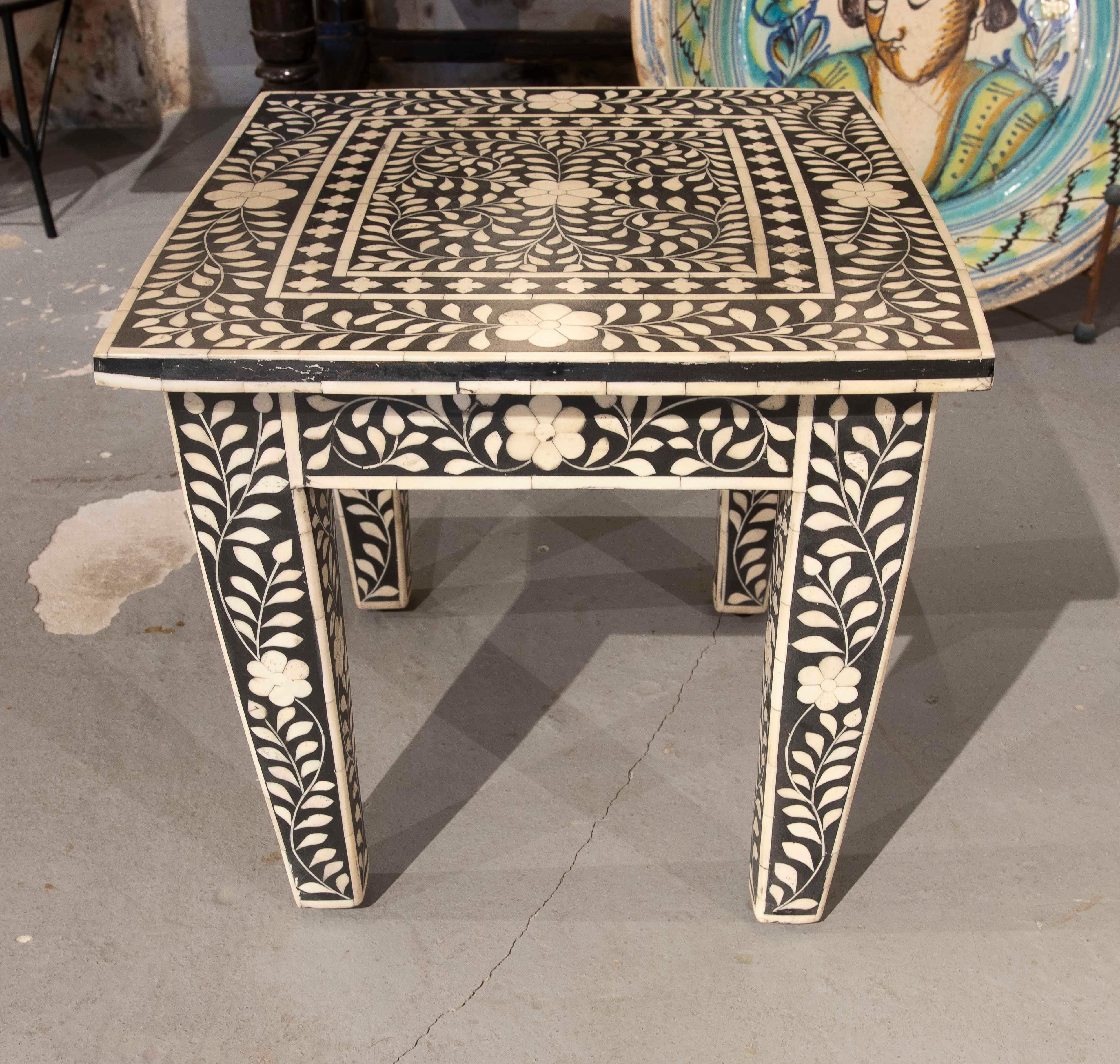 Table d'appoint des années 1990 avec incrustation de motifs floraux Bon état - En vente à Marbella, ES