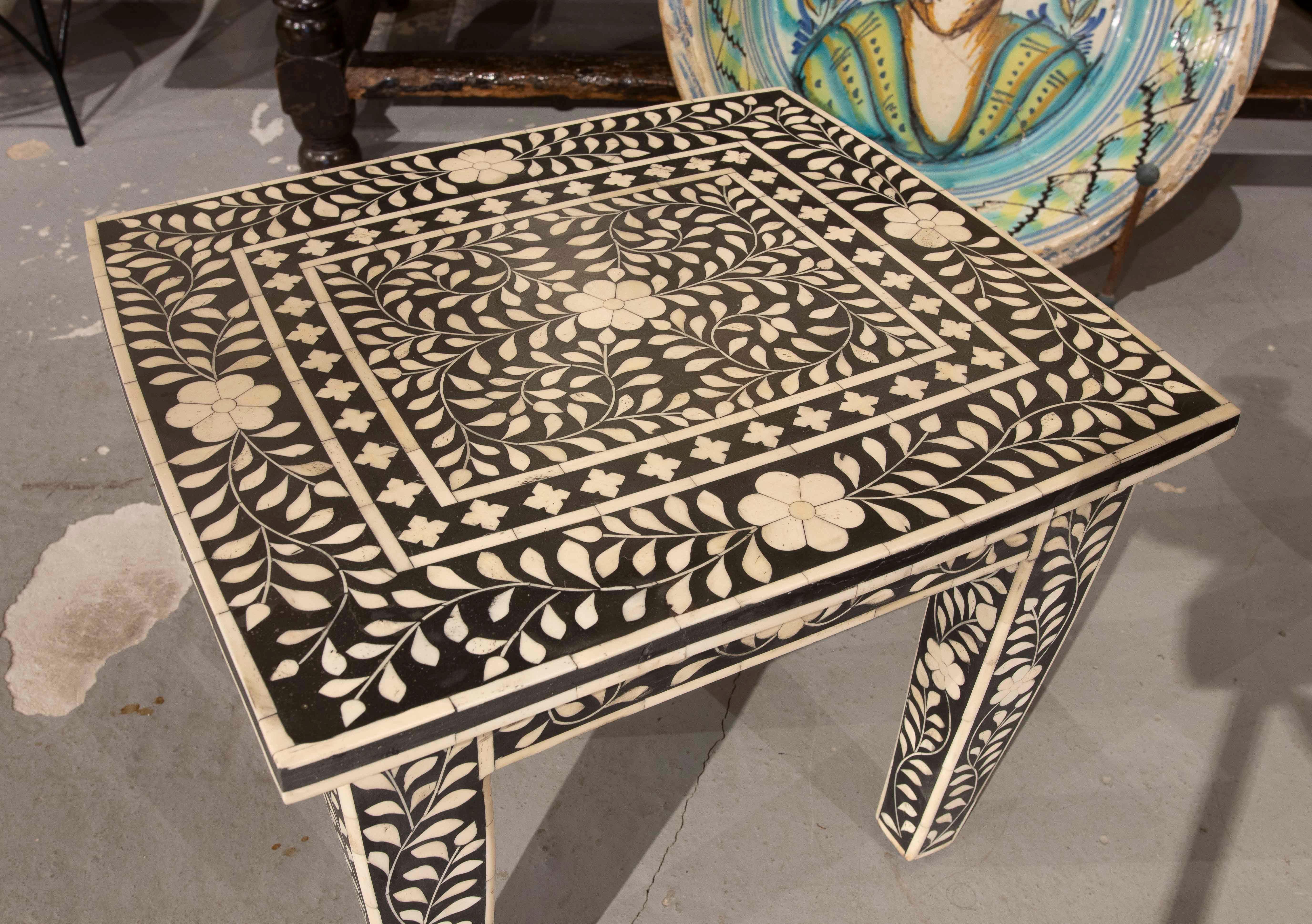 20ième siècle Table d'appoint des années 1990 avec incrustation de motifs floraux en vente