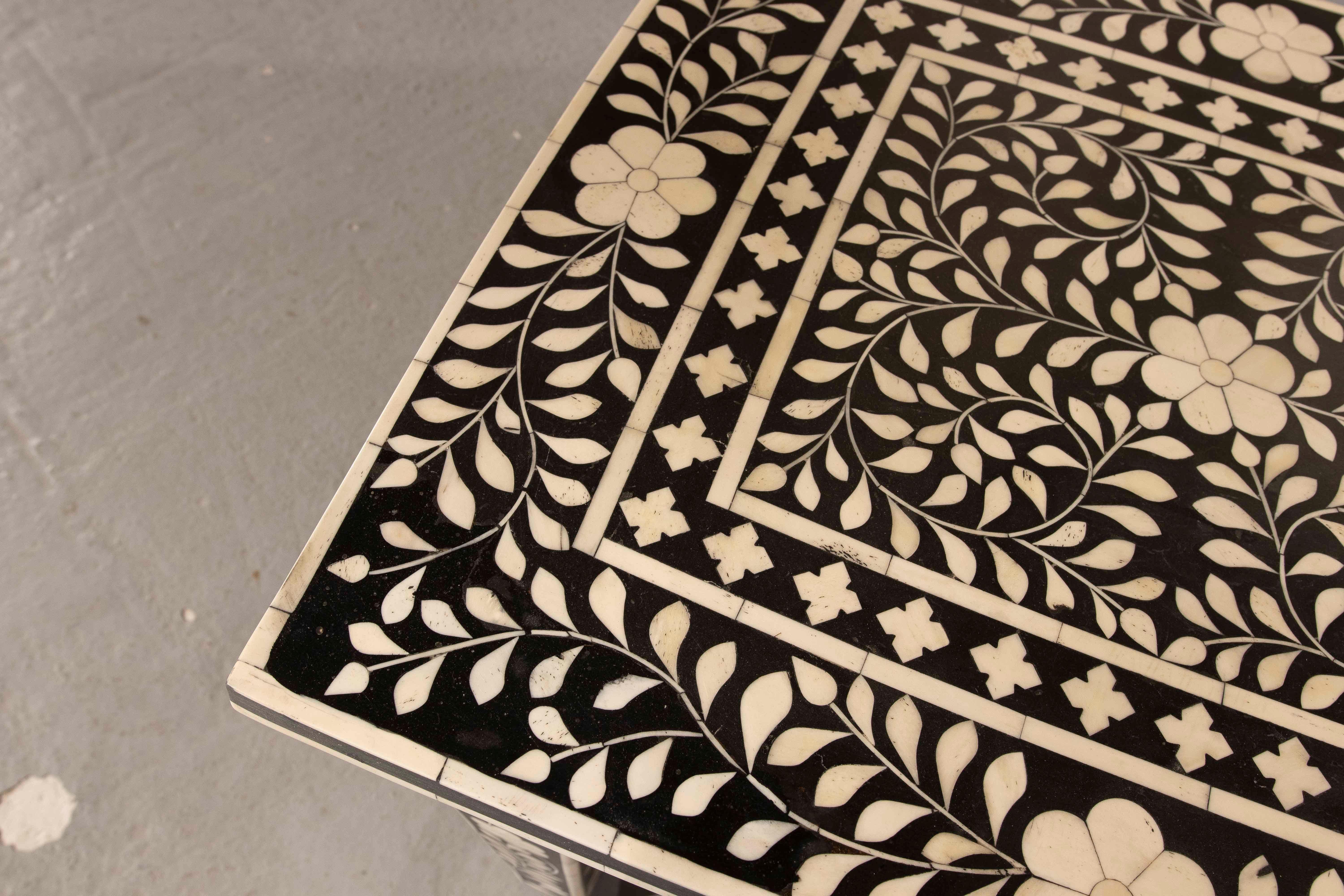 Résine Table d'appoint des années 1990 avec incrustation de motifs floraux en vente