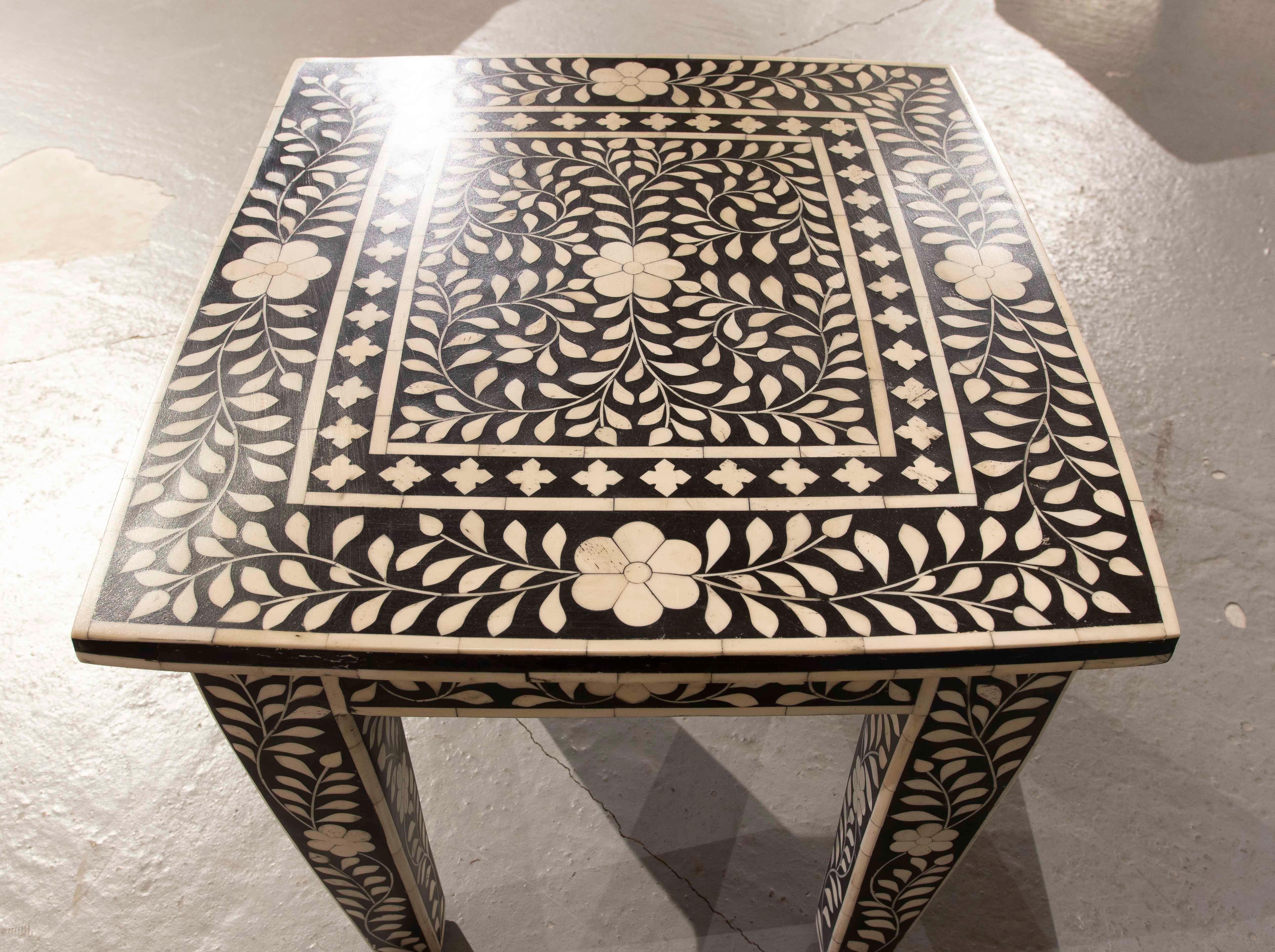 Table d'appoint des années 1990 avec incrustation de motifs floraux en vente 2