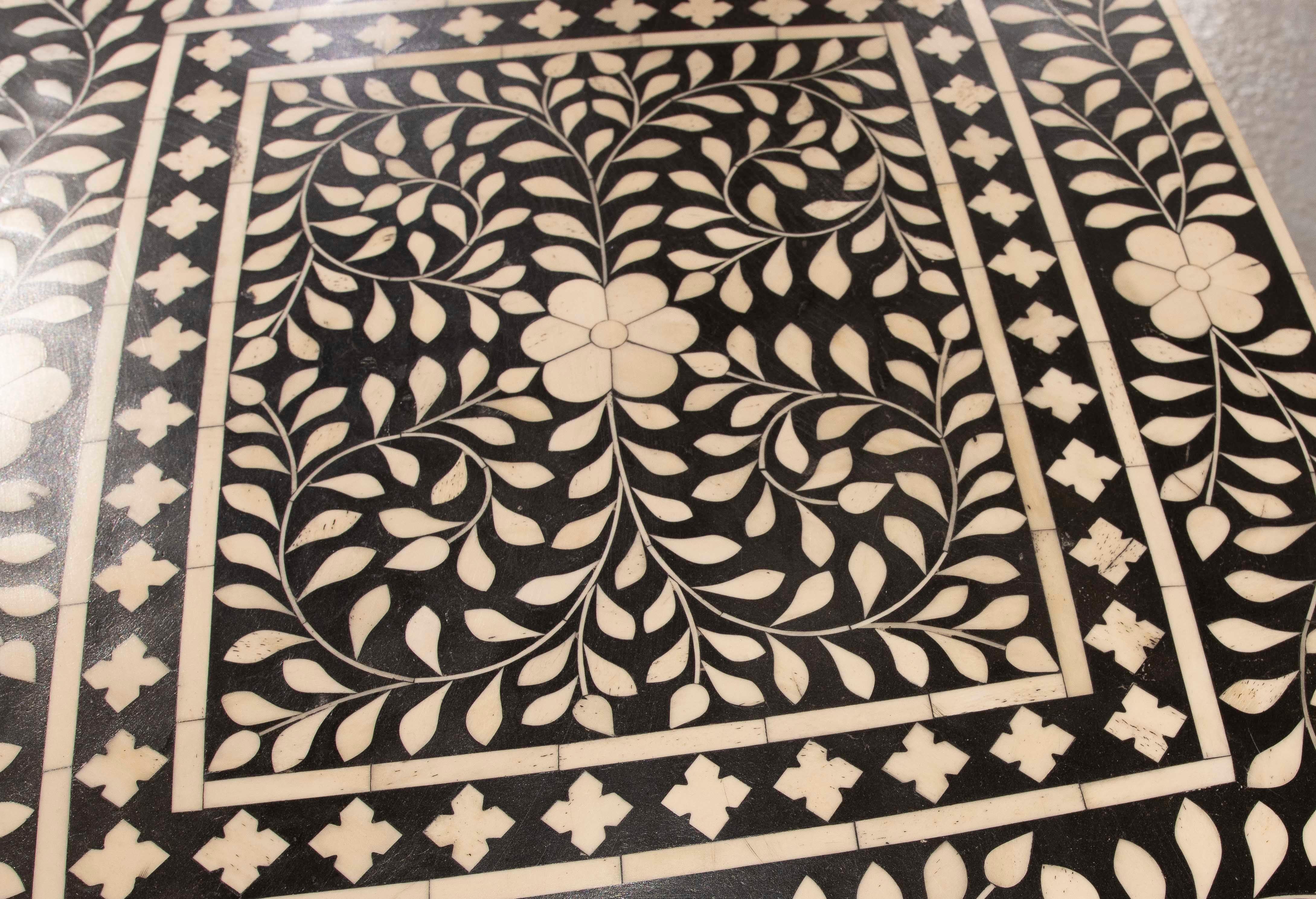 Table d'appoint des années 1990 avec incrustation de motifs floraux en vente 3