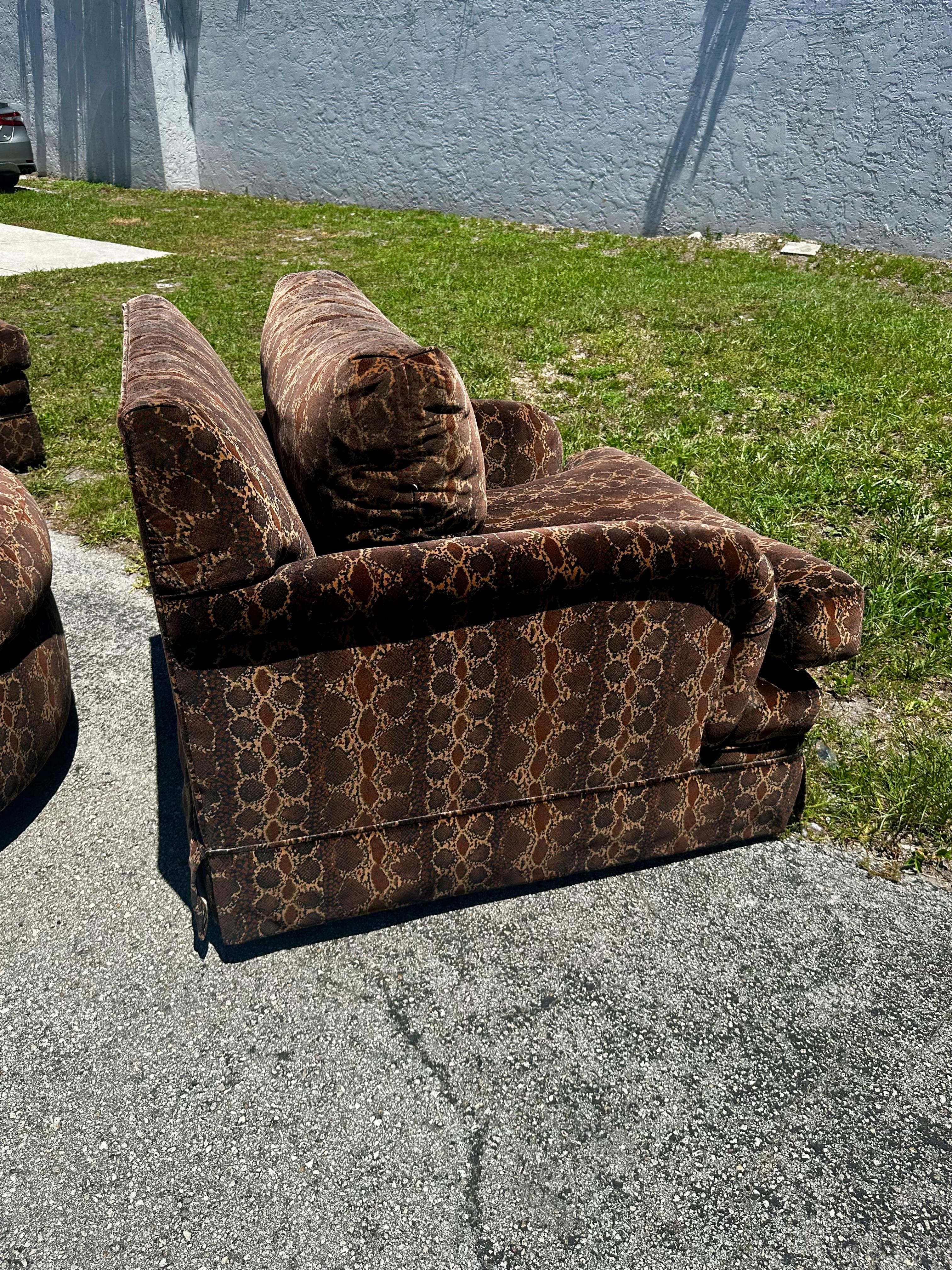 Sedia girevole con rotelle in velluto con stampa pitone degli anni '90, set di 3 sedie in vendita 2