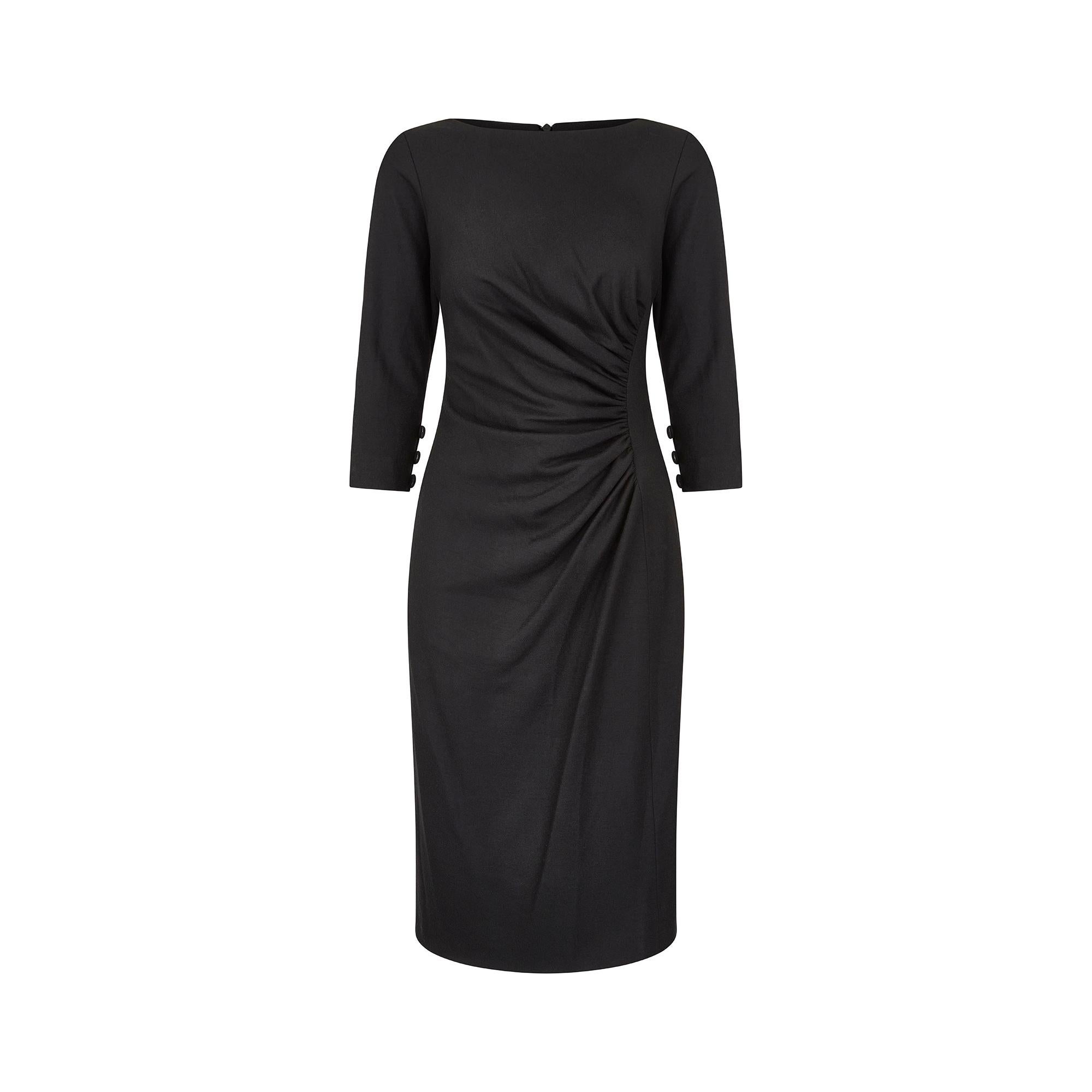 Cette robe minimaliste en jersey de laine noire de la fin des années 1980 aux années 1990 provient de la maison Yves de G, Paris, dont le directeur de la création était à l'époque un ancien membre de l'équipe créative d'Yves Saint Laurent. Il s'agit