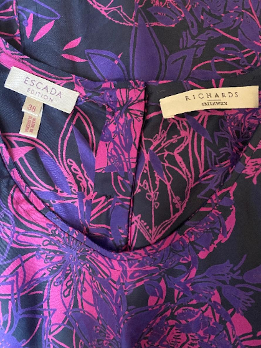 Vestido floral de seda Escada de los años 90 con cinturón de grosgrain en venta 1