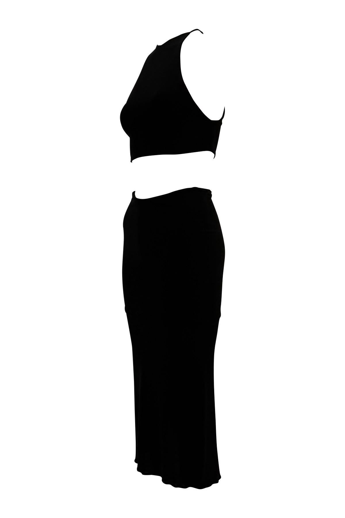 Questo set nero a due pezzi degli anni '90 di Yigal Azrouël è caratterizzato da un crop top senza maniche con scollatura alta e da una gonna bodycon a vita alta abbinata con spacco posteriore. Realizzati in tessuto elasticizzato, entrambi i capi si