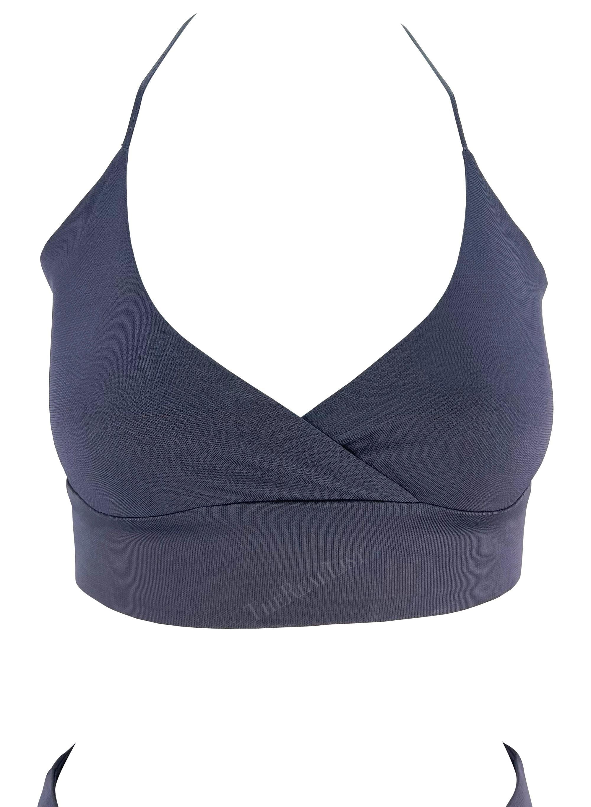 Wir präsentieren ein schieferblaues Yigal Azrouël Crop-Top-Rock-Set. Dieses zweiteilige Set aus den späten 1990er Jahren besteht aus einem Neckholder und einem Maxirock. Das Neckholder-Top hat einen V-Ausschnitt, ein Spaghetti-Band und einen