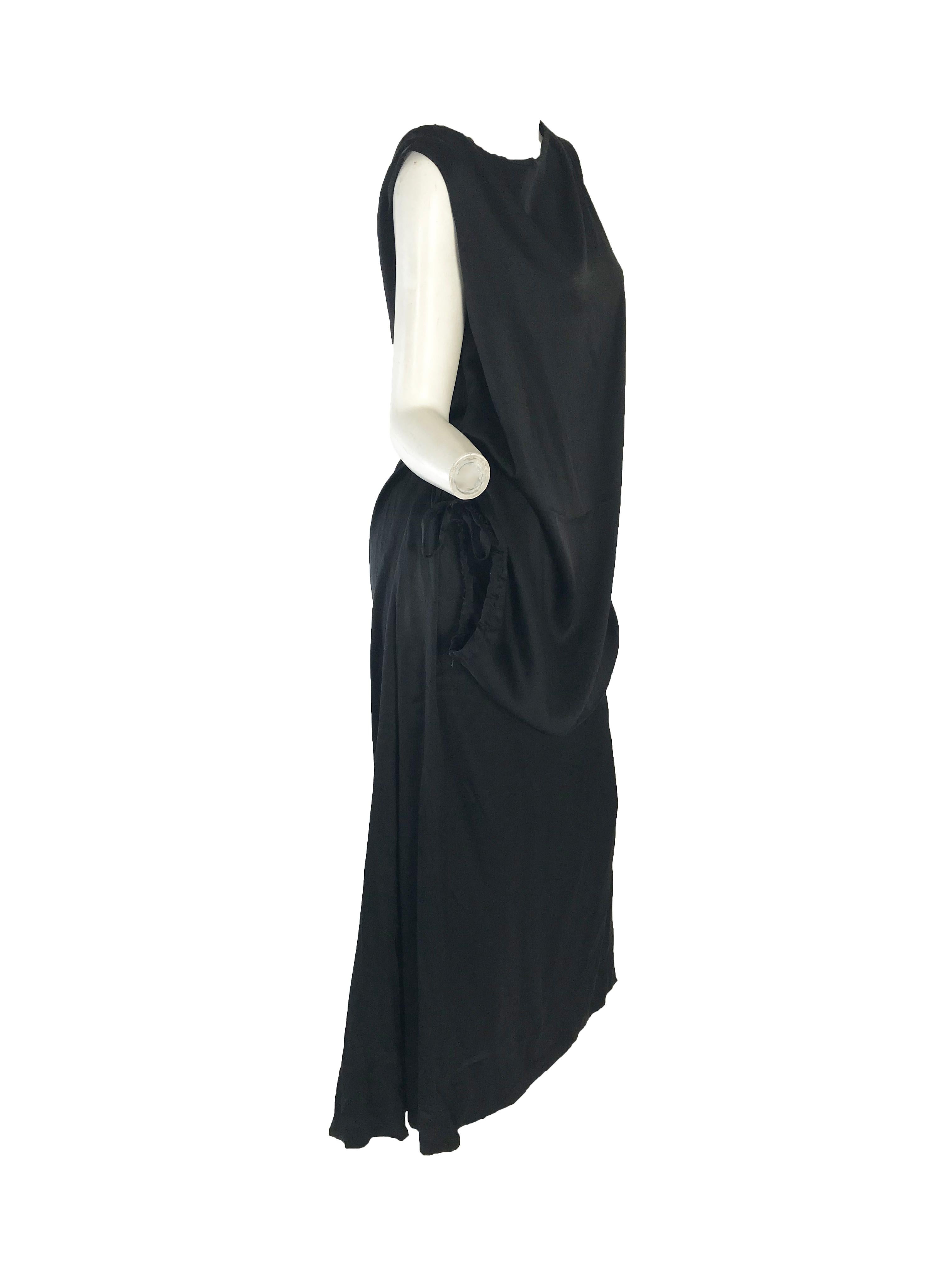 1990s Yohji Yamamoto black sleeveless gown with drawstring interior pouch, creating a front pouch. 

Made in Japan
Condition: Excellent
Size Med