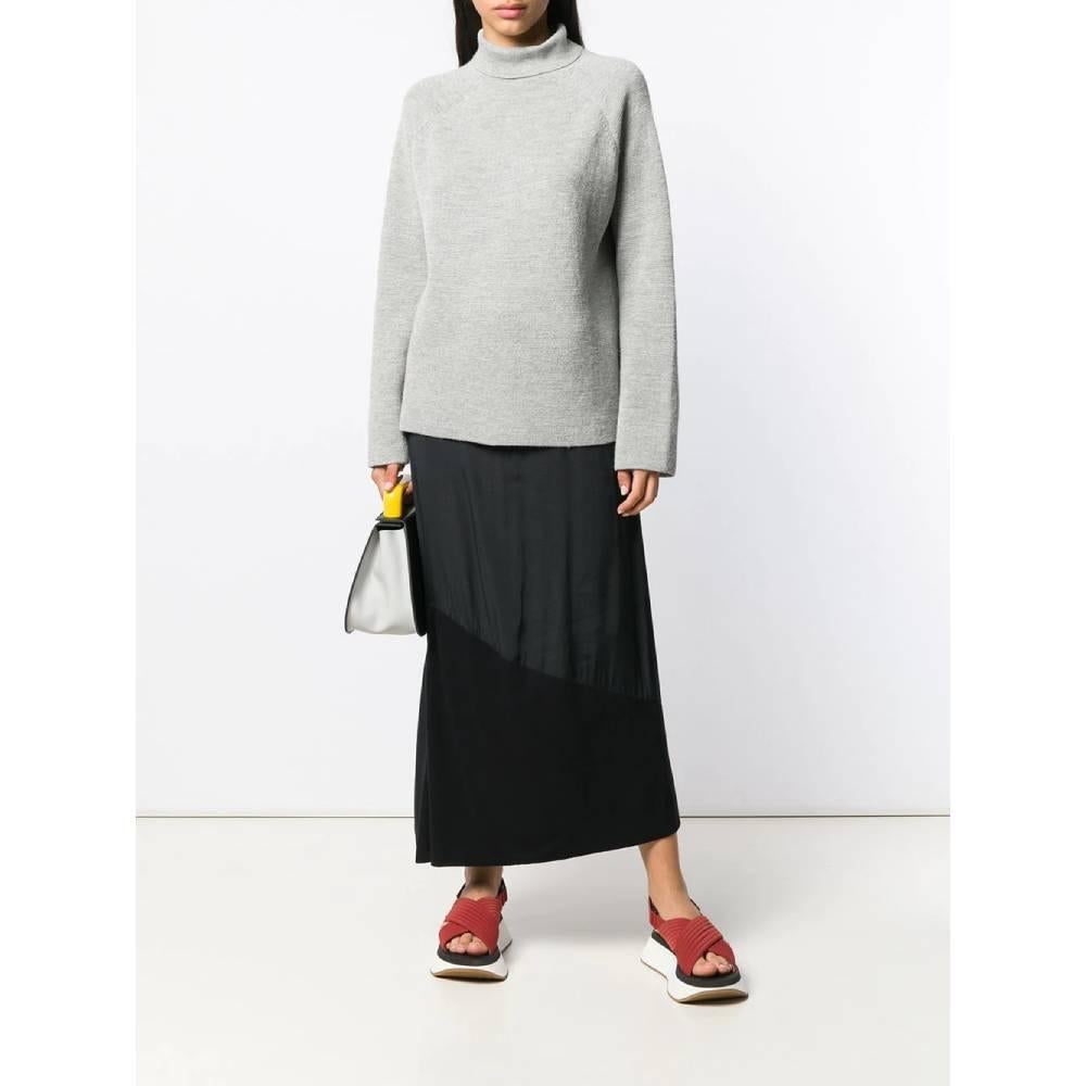 Yohji Yamamoto long black skirt. Straight model with medium and elasticated waist. Asymmetrical hem and contrasting panels. Closure with snap buttons.
Years: 90s

Made in France

Size: S

Flat measurements

Lenght: 90 cm
Waist: 36 cm