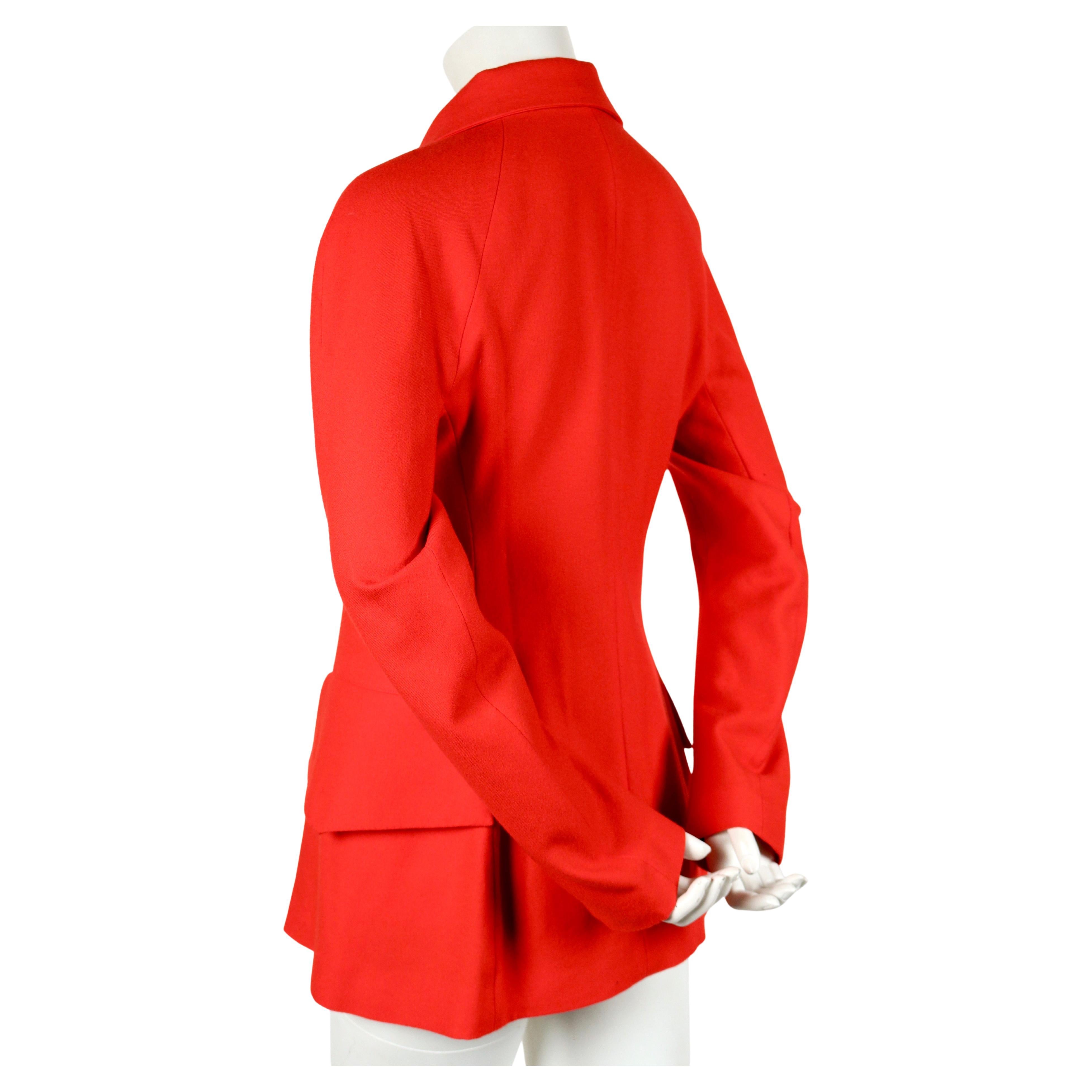 Veste en laine rouge à fermeture à boutons-pression, conçue par Yohji Yamamoto et datant de la fin des années 1990. Labellisé taille 2. Mesures approximatives : buste 34.5
