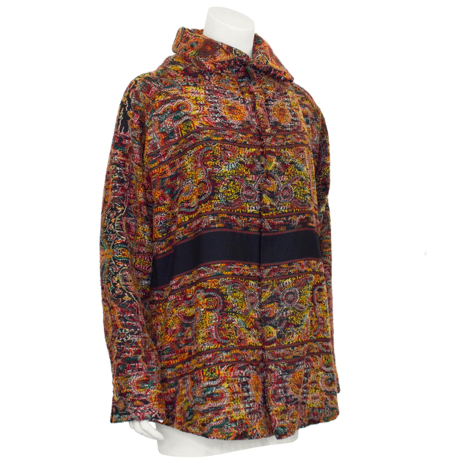 Unisex-Jacke von Yohji Yamamoto aus den 1990er Jahren. Rotes, schwarzes, gelbes, grünes und weißes abstraktes Wollmuster. gepolsterter Kragen und Passe. Dünne horizontale rote und grüne Streifen über Brust, Taille und Hüfte. Dicker schwarzer