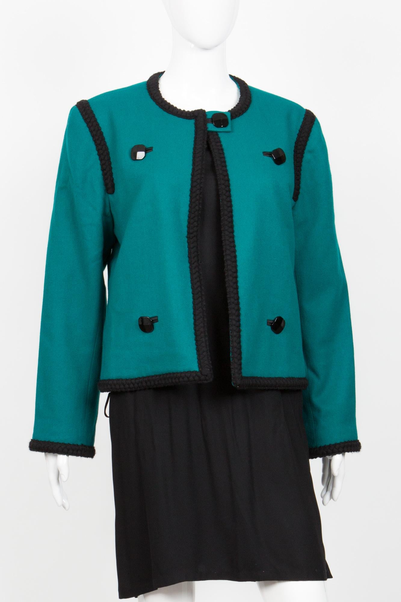 smaragdgrüne Wolljacke von Yves Saint Laurent YSL aus den 1990er Jahren mit schwarzer Flechtverarbeitung und schwarzen Zierknöpfen.
100% Wolle
In gutem Vintage-Zustand. Hergestellt in Frankreich. 
Geschätzte Größe 40fr/US8/UK12
Wir garantieren