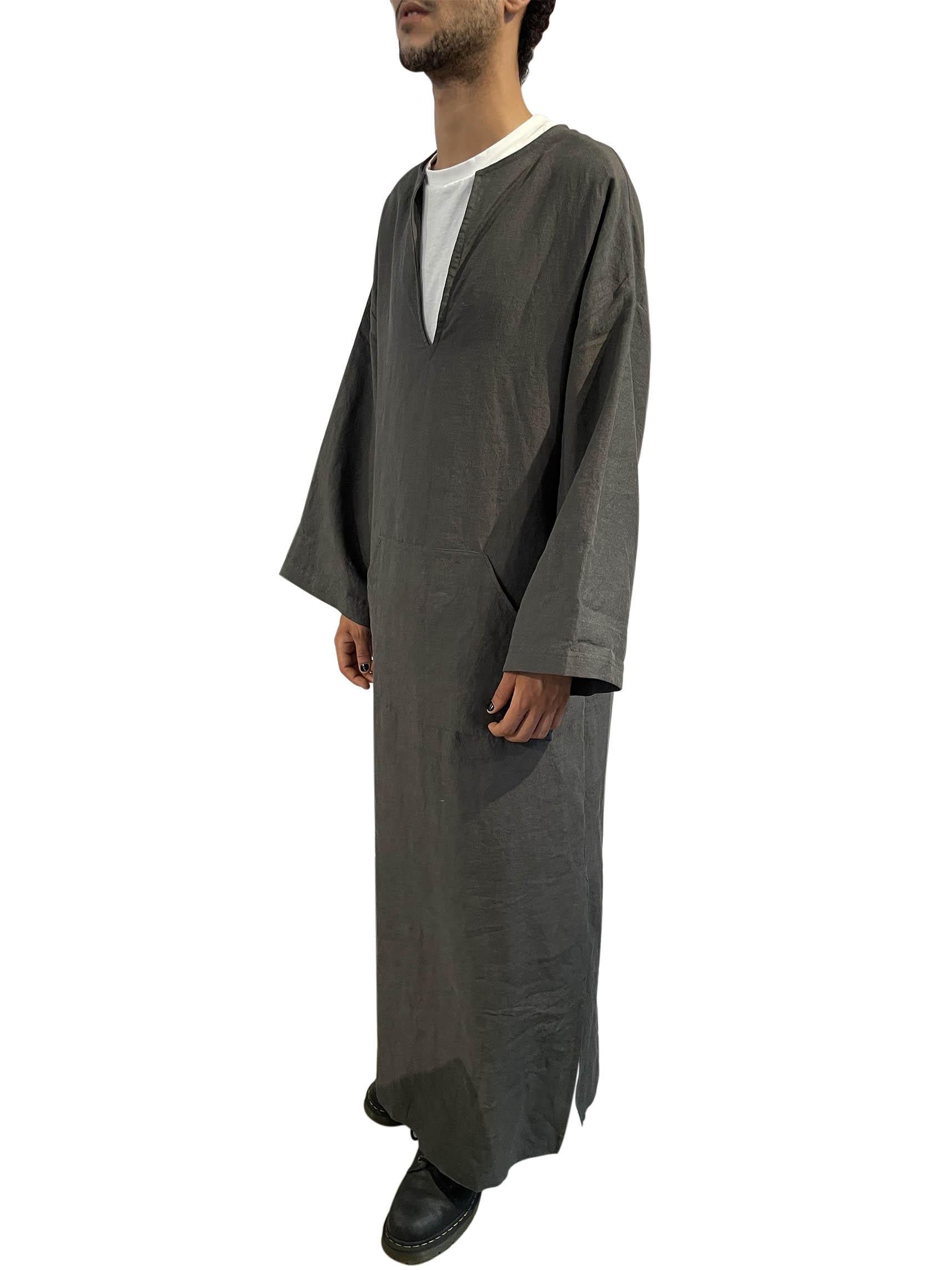 1990S YUME Grau Leinen V-Ausschnitt mit Taschen Kaftan im Zustand „Gut“ im Angebot in New York, NY