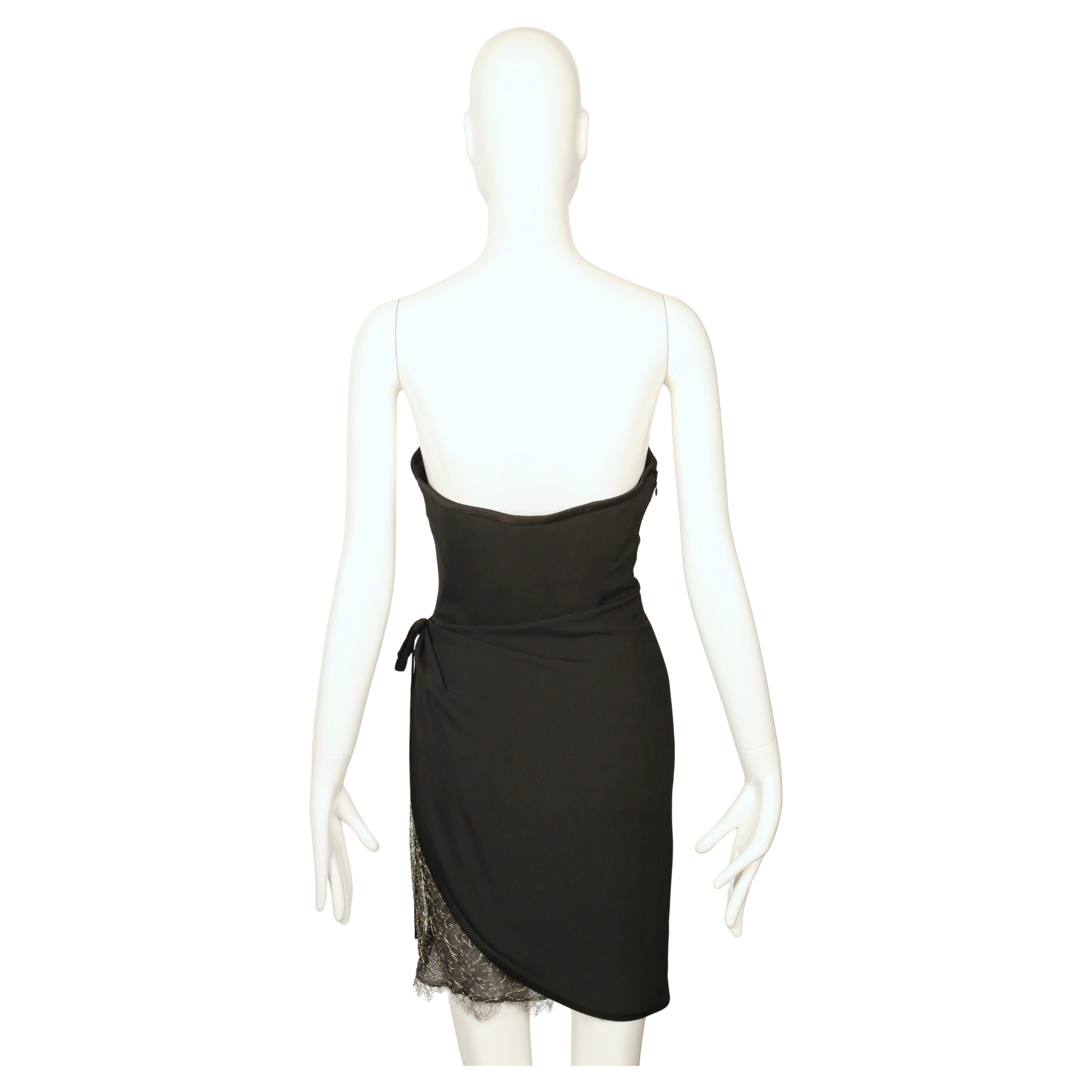 1990er Jahre YVES SAINT LAURENT schwarzes drapiertes trägerloses Kleid mit Spitze im Angebot 6