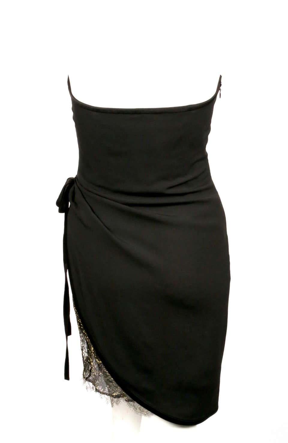 1990er Jahre YVES SAINT LAURENT schwarzes drapiertes trägerloses Kleid mit Spitze im Angebot 7