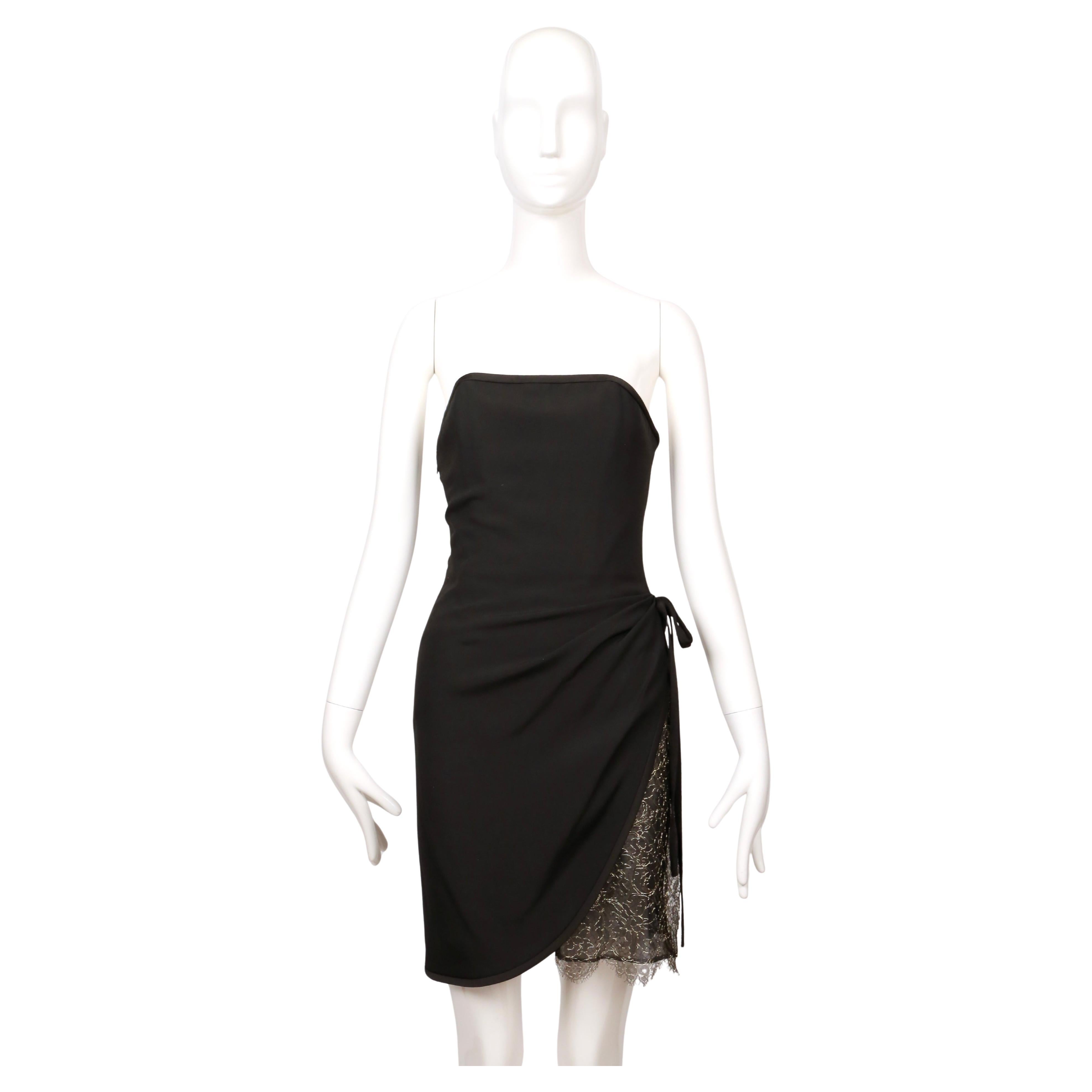 1990er Jahre YVES SAINT LAURENT schwarzes drapiertes trägerloses Kleid mit Spitze (Schwarz) im Angebot