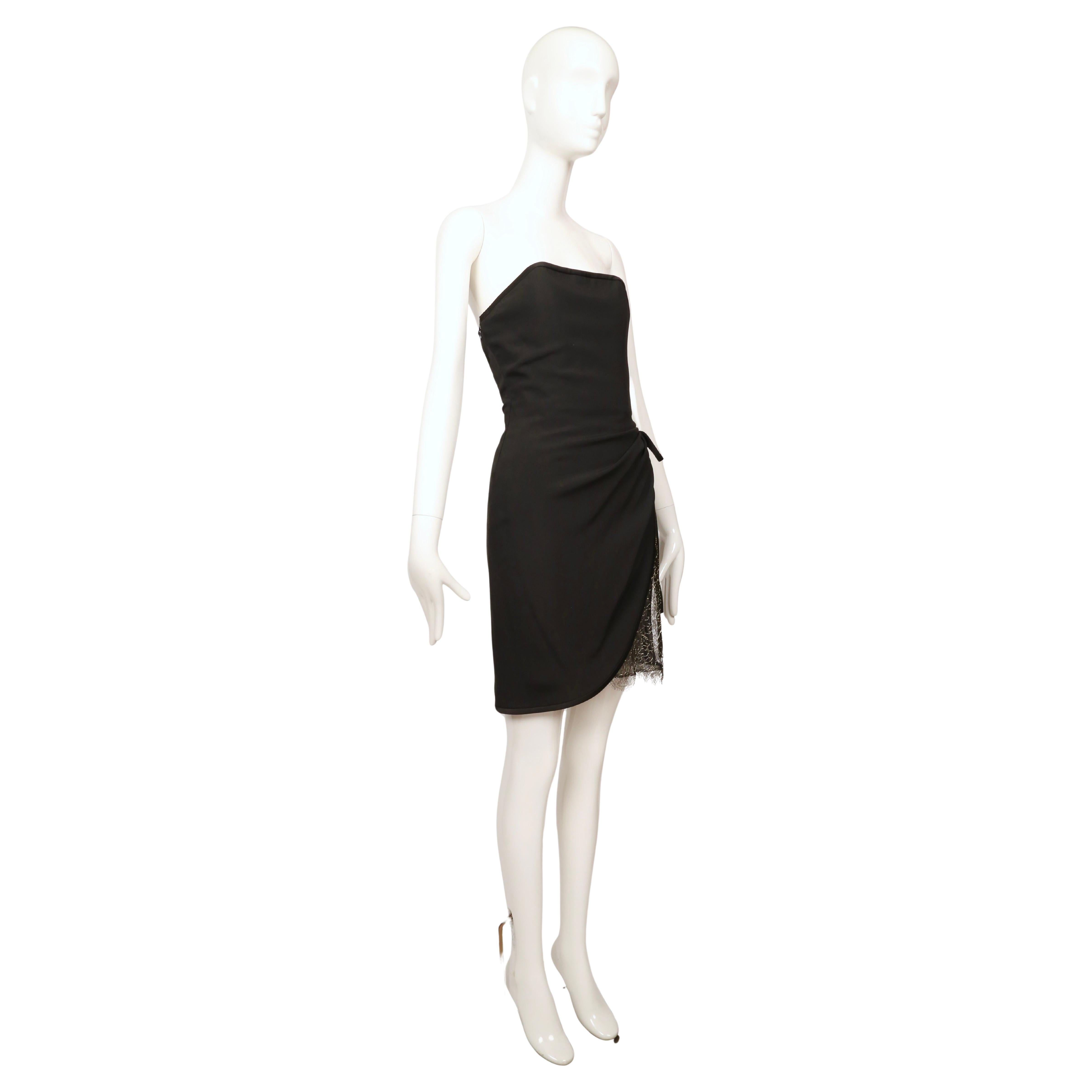 1990er Jahre YVES SAINT LAURENT schwarzes drapiertes tr�ägerloses Kleid mit Spitze im Zustand „Gut“ im Angebot in San Fransisco, CA