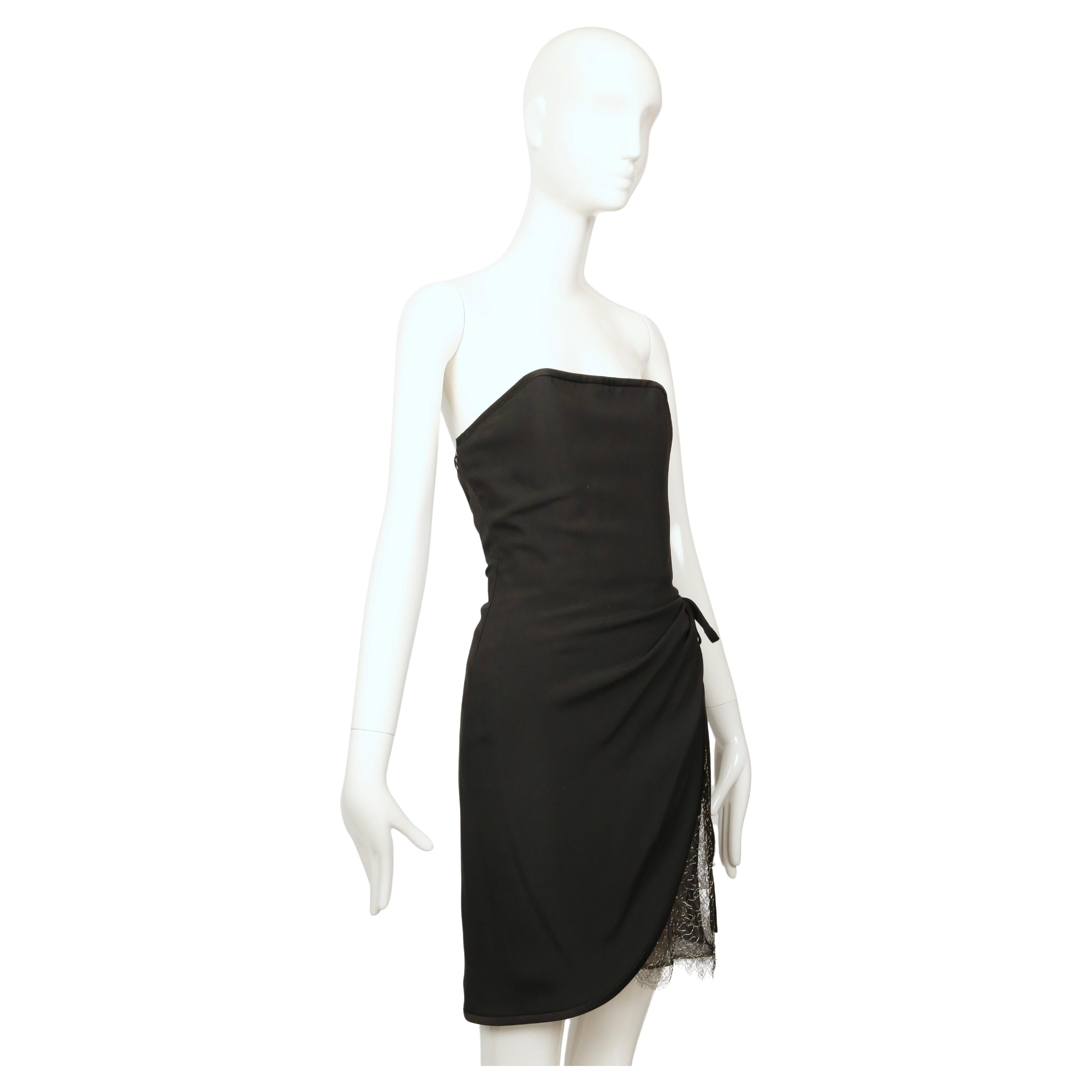1990er Jahre YVES SAINT LAURENT schwarzes drapiertes trägerloses Kleid mit Spitze für Damen oder Herren im Angebot