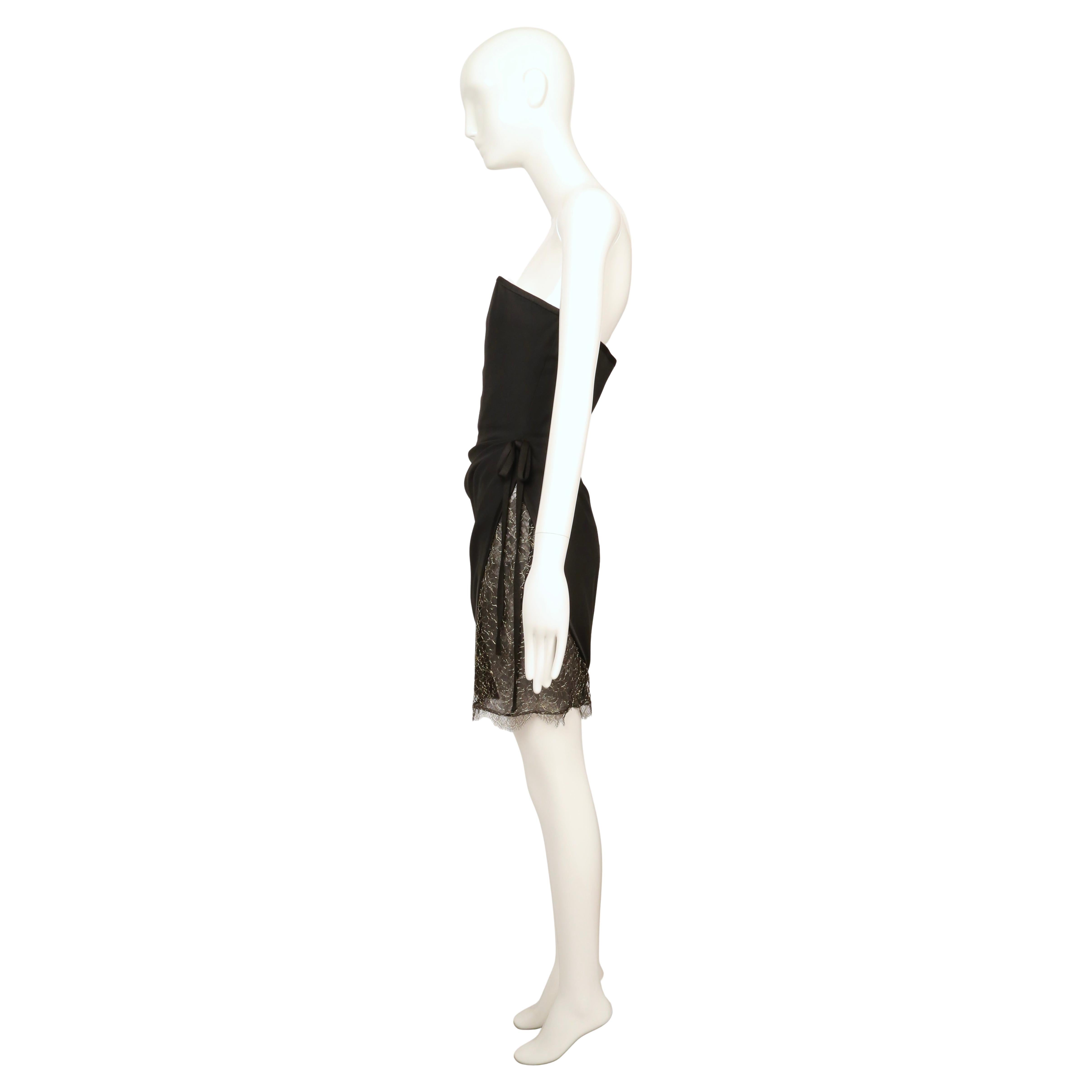 1990er Jahre YVES SAINT LAURENT schwarzes drapiertes trägerloses Kleid mit Spitze im Angebot 3