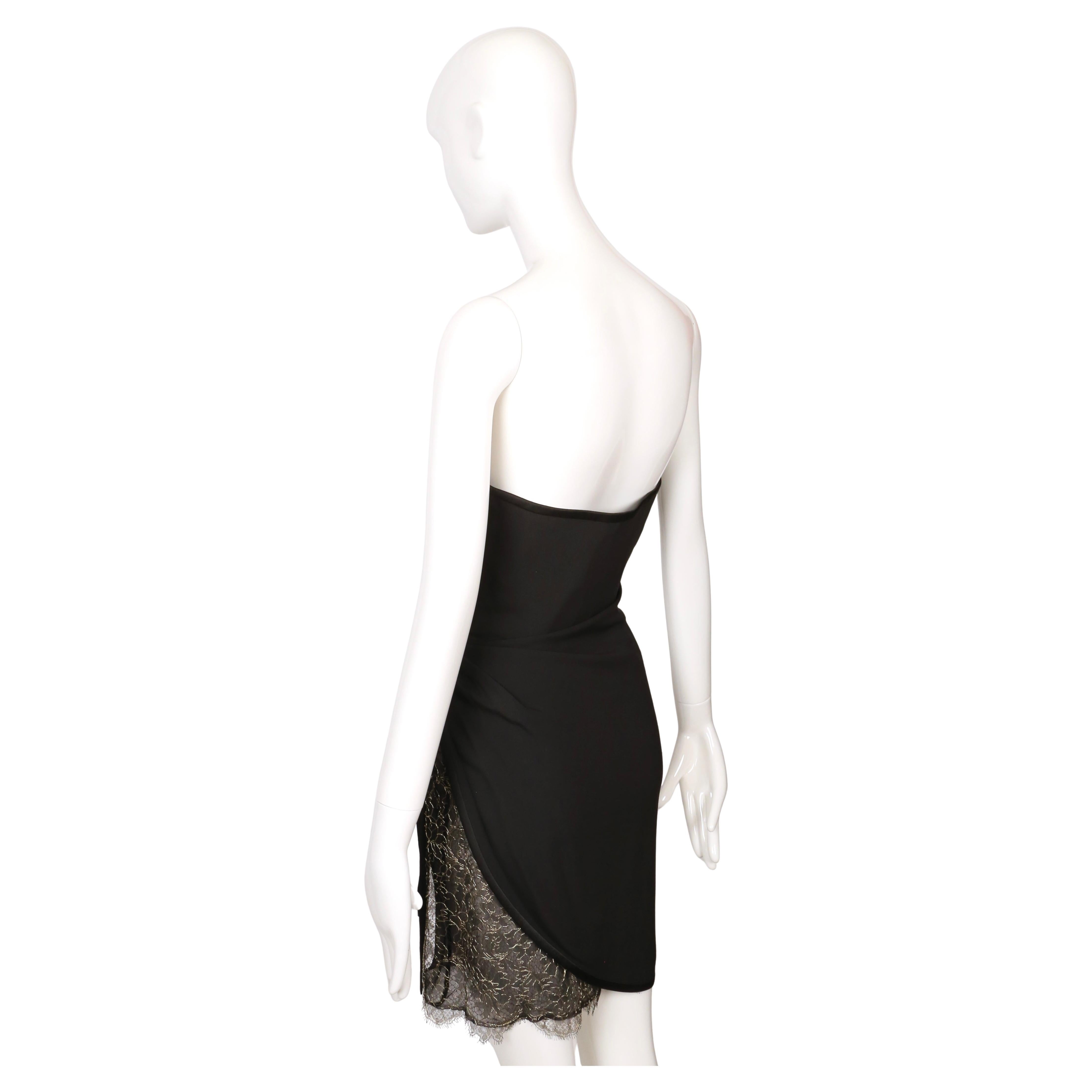 1990er Jahre YVES SAINT LAURENT schwarzes drapiertes trägerloses Kleid mit Spitze im Angebot 4