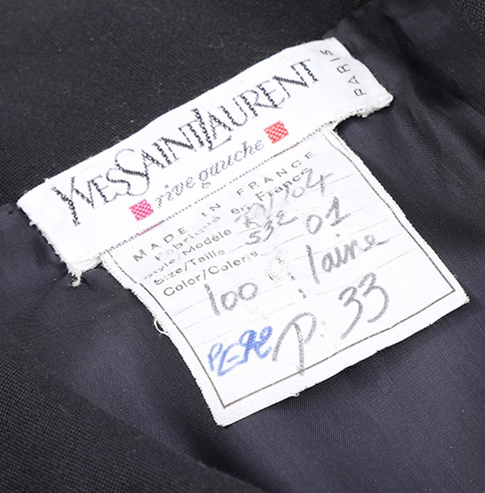 Pasarela 1992 Yves Saint Laurent Vestido negro de lana con botones de cristal en venta 1