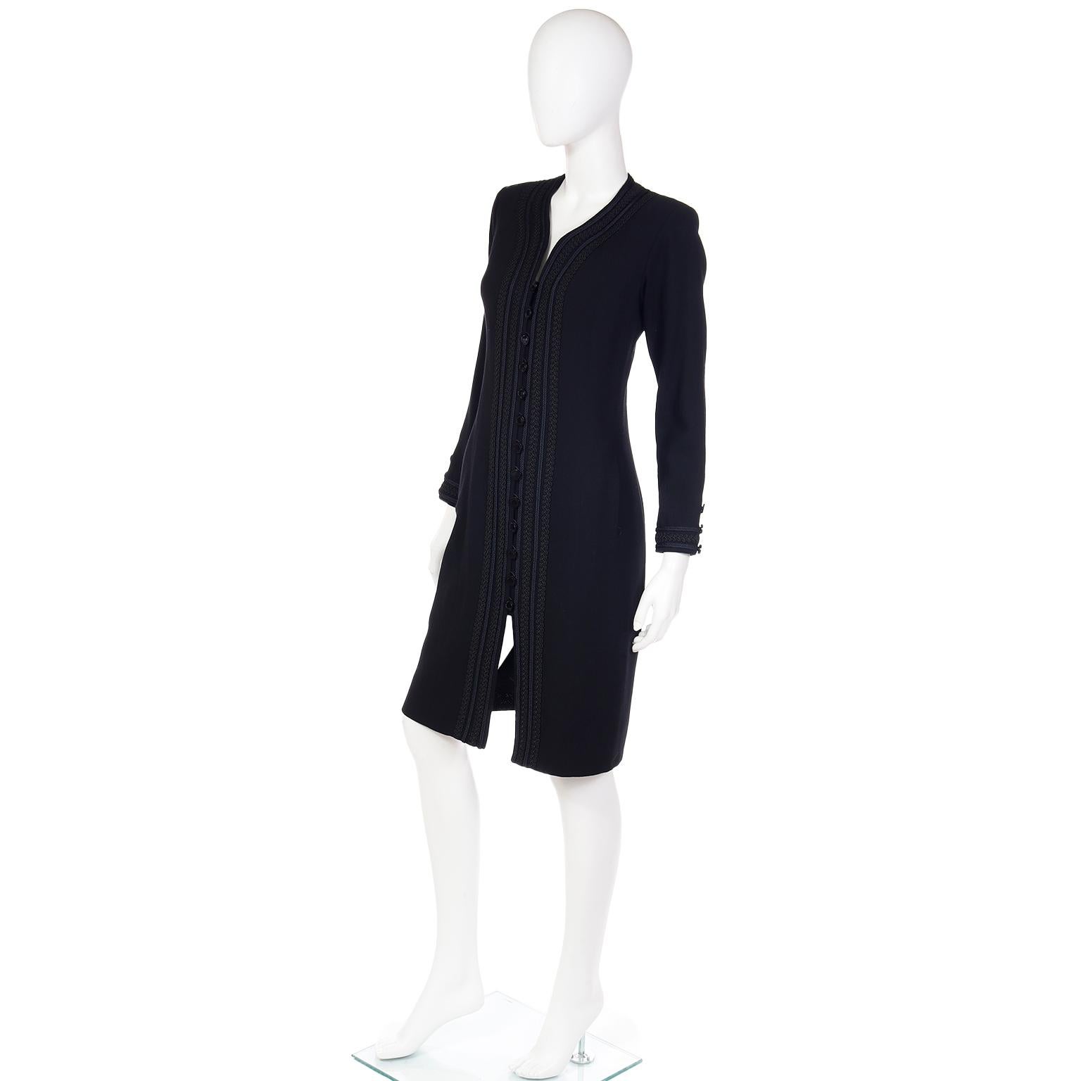 Yves Saint Laurent - Robe en crêpe de laine noir avec bordure en tressage, années 1990  Excellent état - En vente à Portland, OR