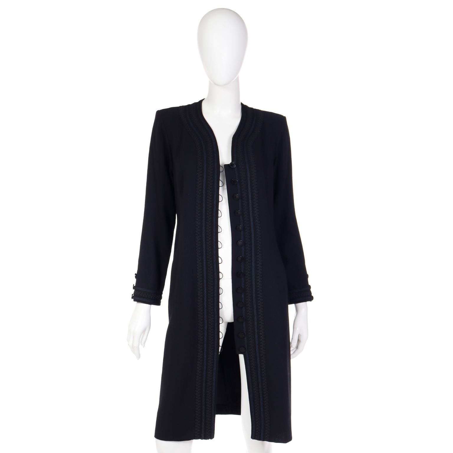 Yves Saint Laurent - Robe en crêpe de laine noir avec bordure en tressage, années 1990  en vente 3