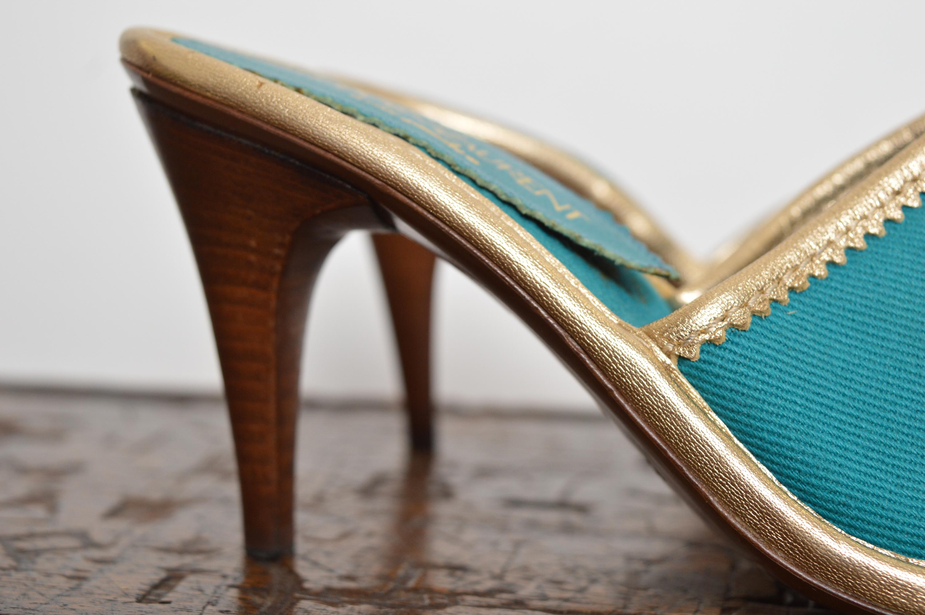 1990's Yves Saint Laurent Leinwand Teal Türkis & Gold Slip On Mules High Heels im Angebot 6