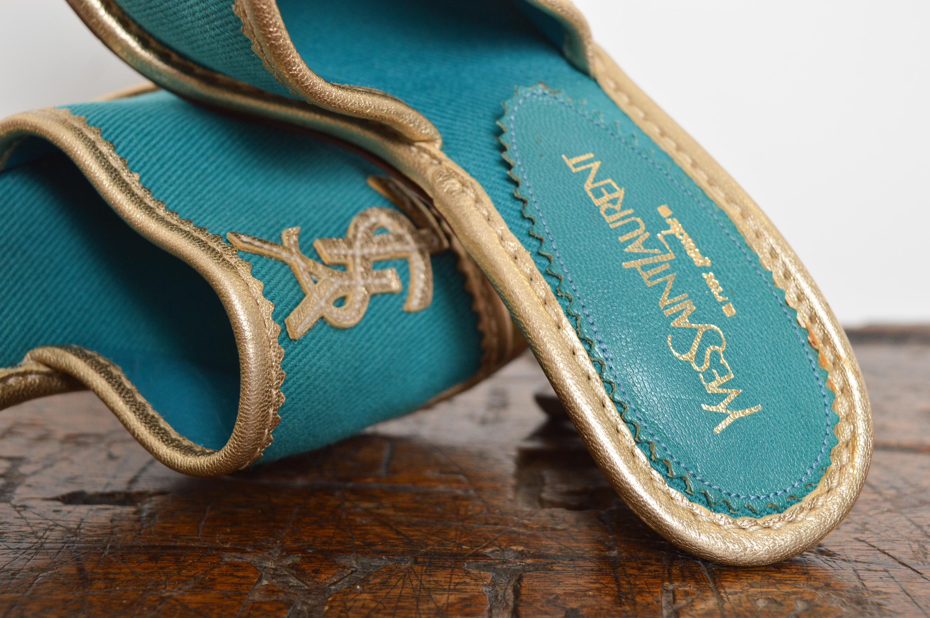 1990's Yves Saint Laurent Leinwand Teal Türkis & Gold Slip On Mules High Heels im Angebot 10