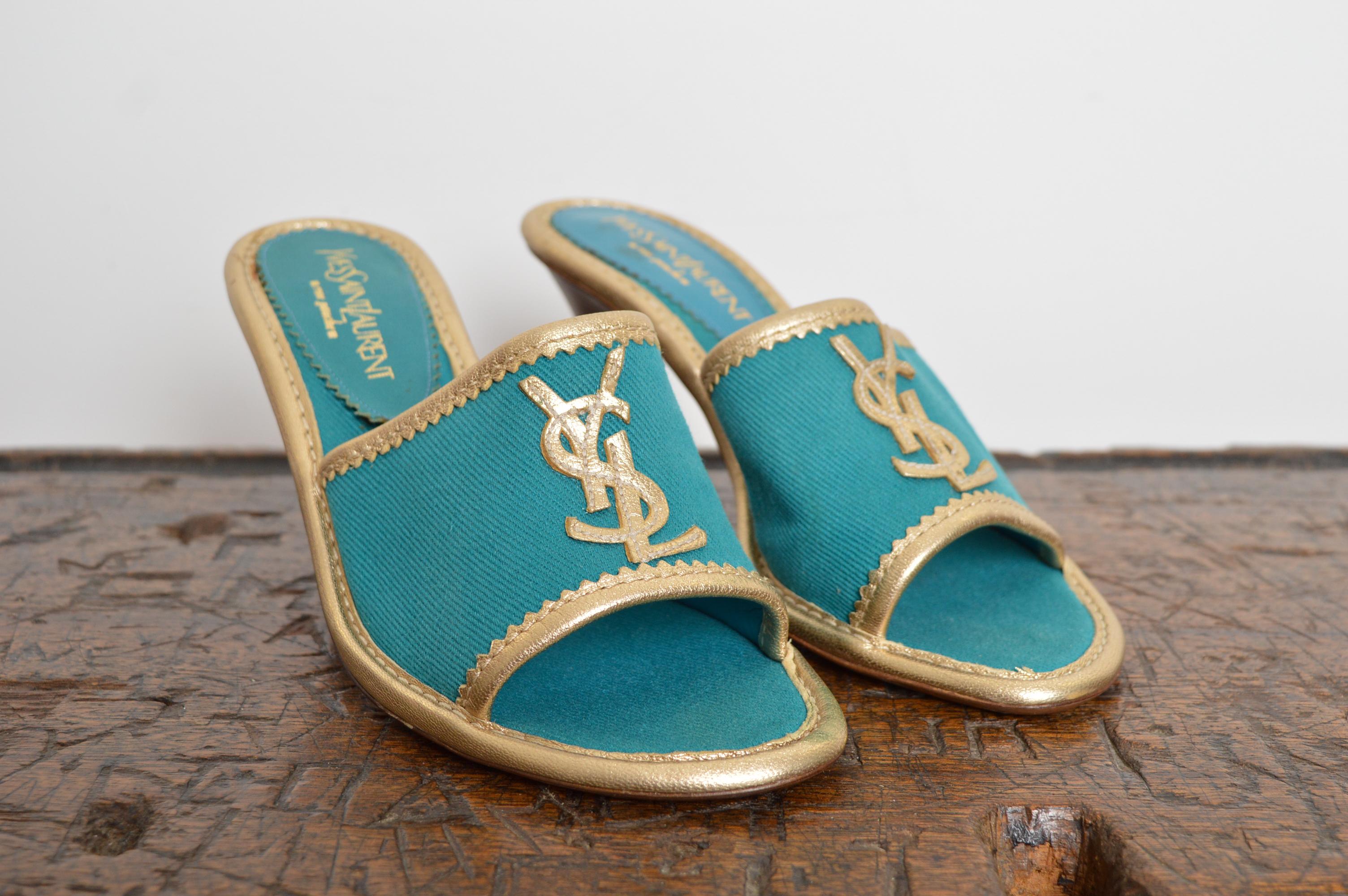 Fabulous 1990's Yves Saint Laurent RIVE GAUCHE Teal farbigen Canvas Kitten Heels, mit Gold Metallic-Leder trimmen, 3 