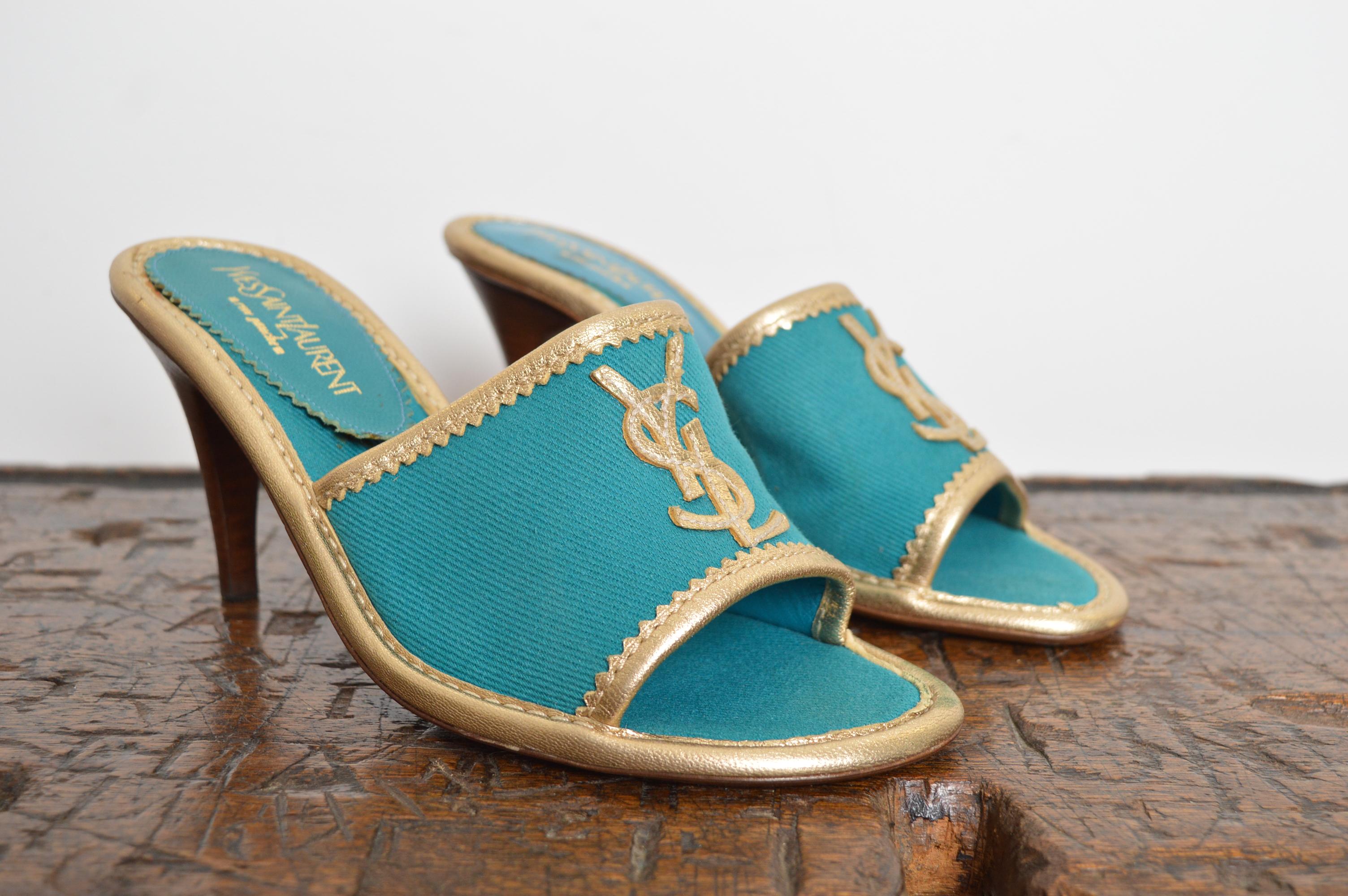 1990's Yves Saint Laurent Leinwand Teal Türkis & Gold Slip On Mules High Heels (Blau) im Angebot