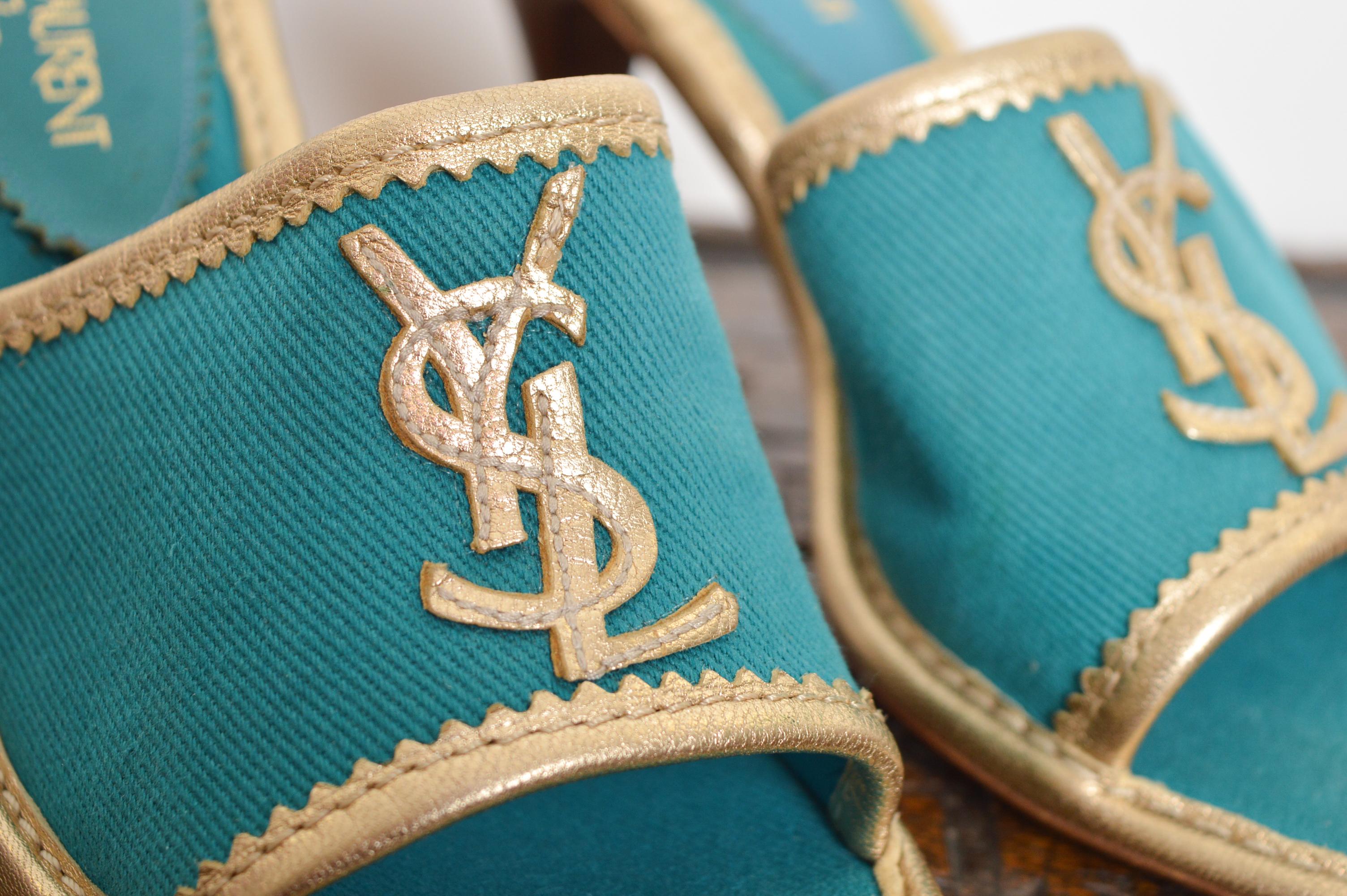 1990's Yves Saint Laurent Leinwand Teal Türkis & Gold Slip On Mules High Heels im Zustand „Gut“ im Angebot in Sheffield, GB