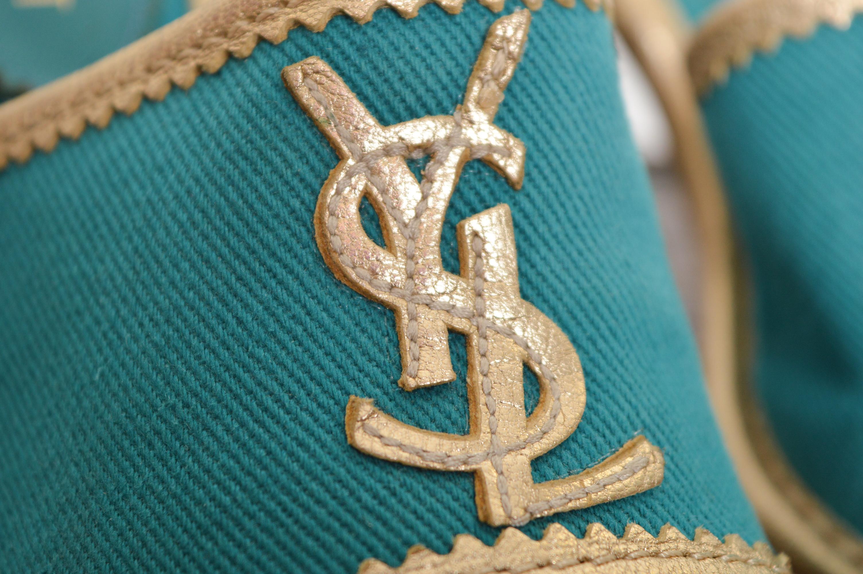 1990's Yves Saint Laurent Leinwand Teal Türkis & Gold Slip On Mules High Heels für Damen oder Herren im Angebot