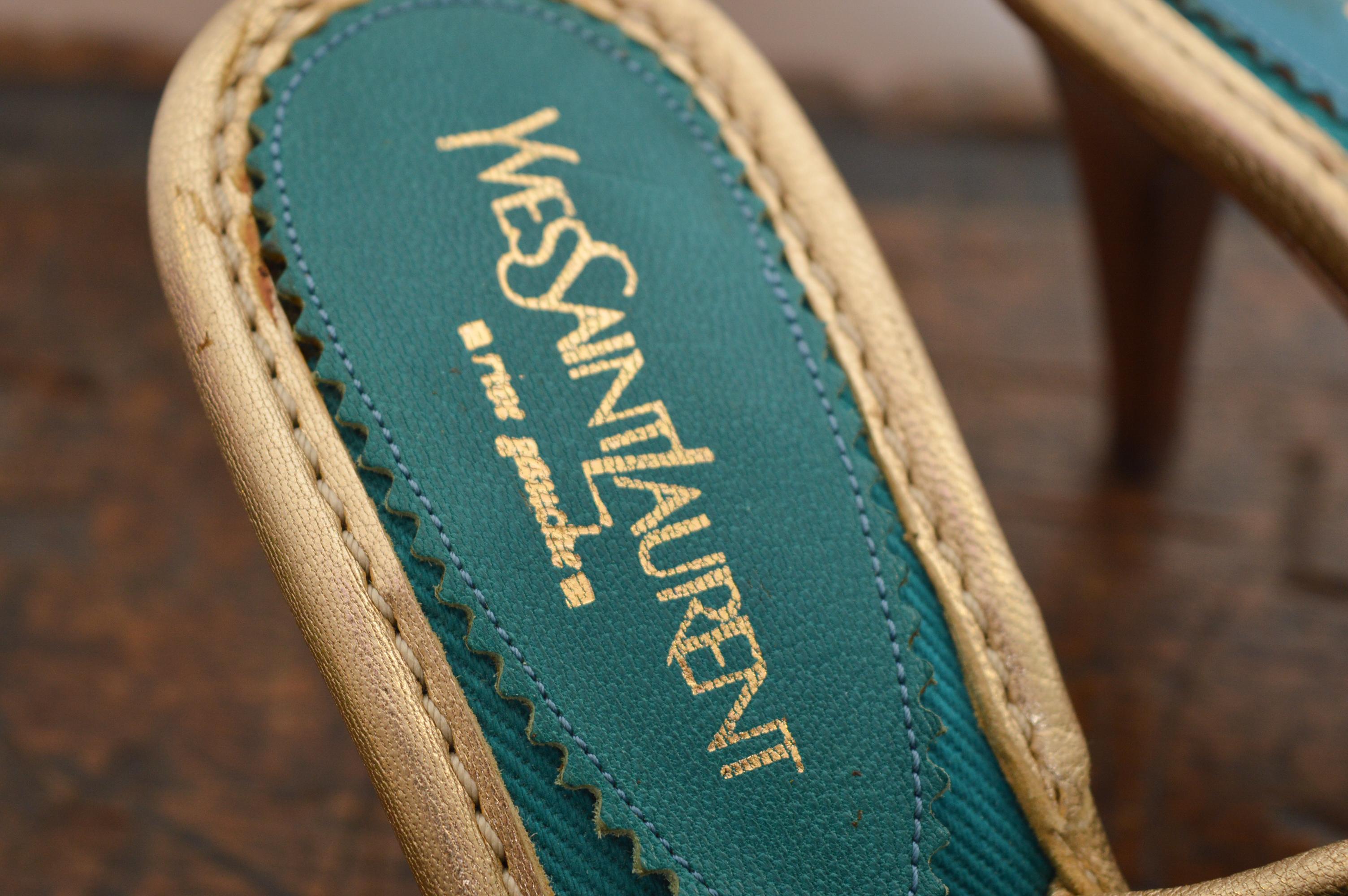 1990's Yves Saint Laurent Leinwand Teal Türkis & Gold Slip On Mules High Heels im Angebot 1
