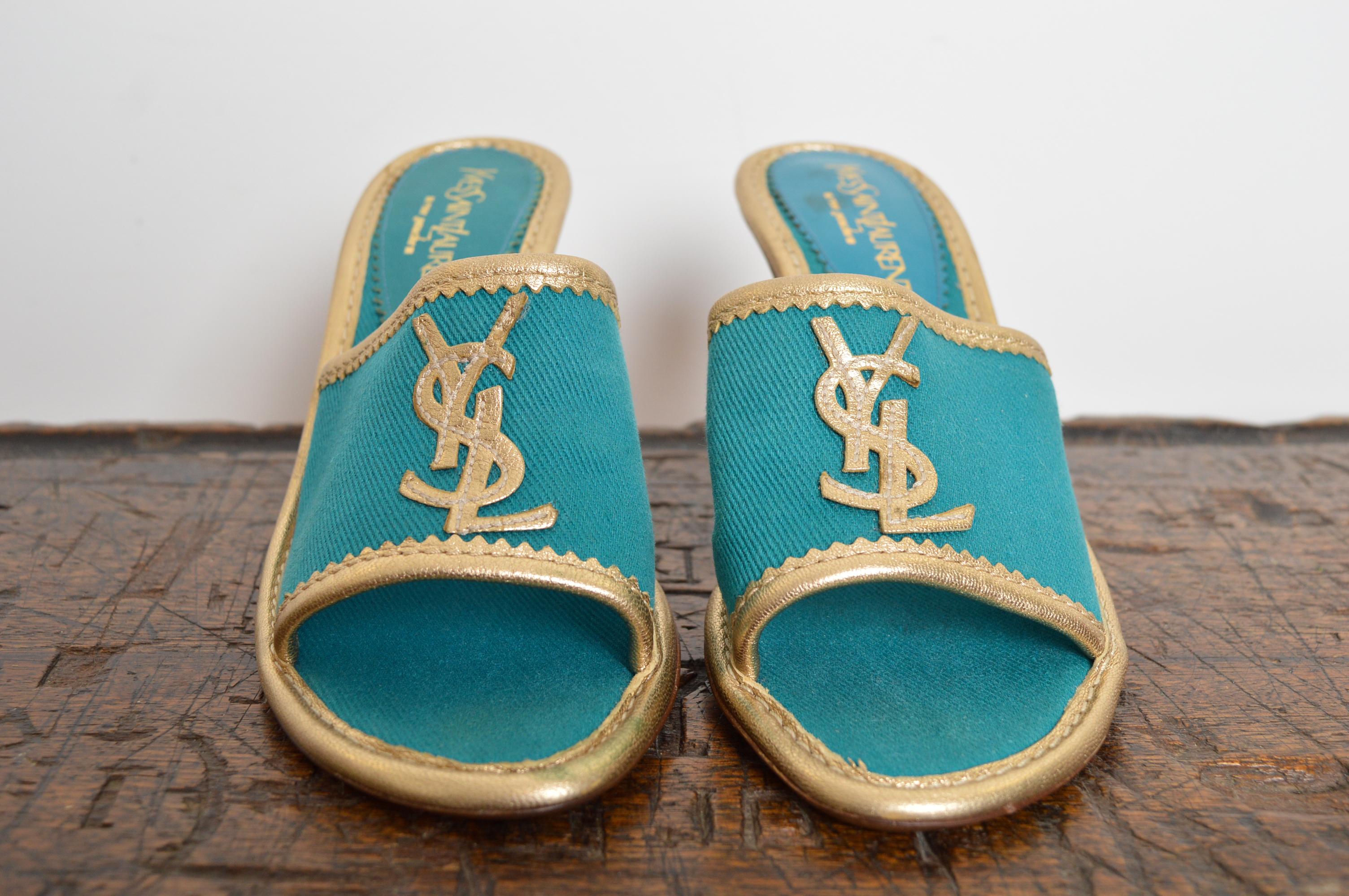 1990's Yves Saint Laurent Leinwand Teal Türkis & Gold Slip On Mules High Heels im Angebot 2