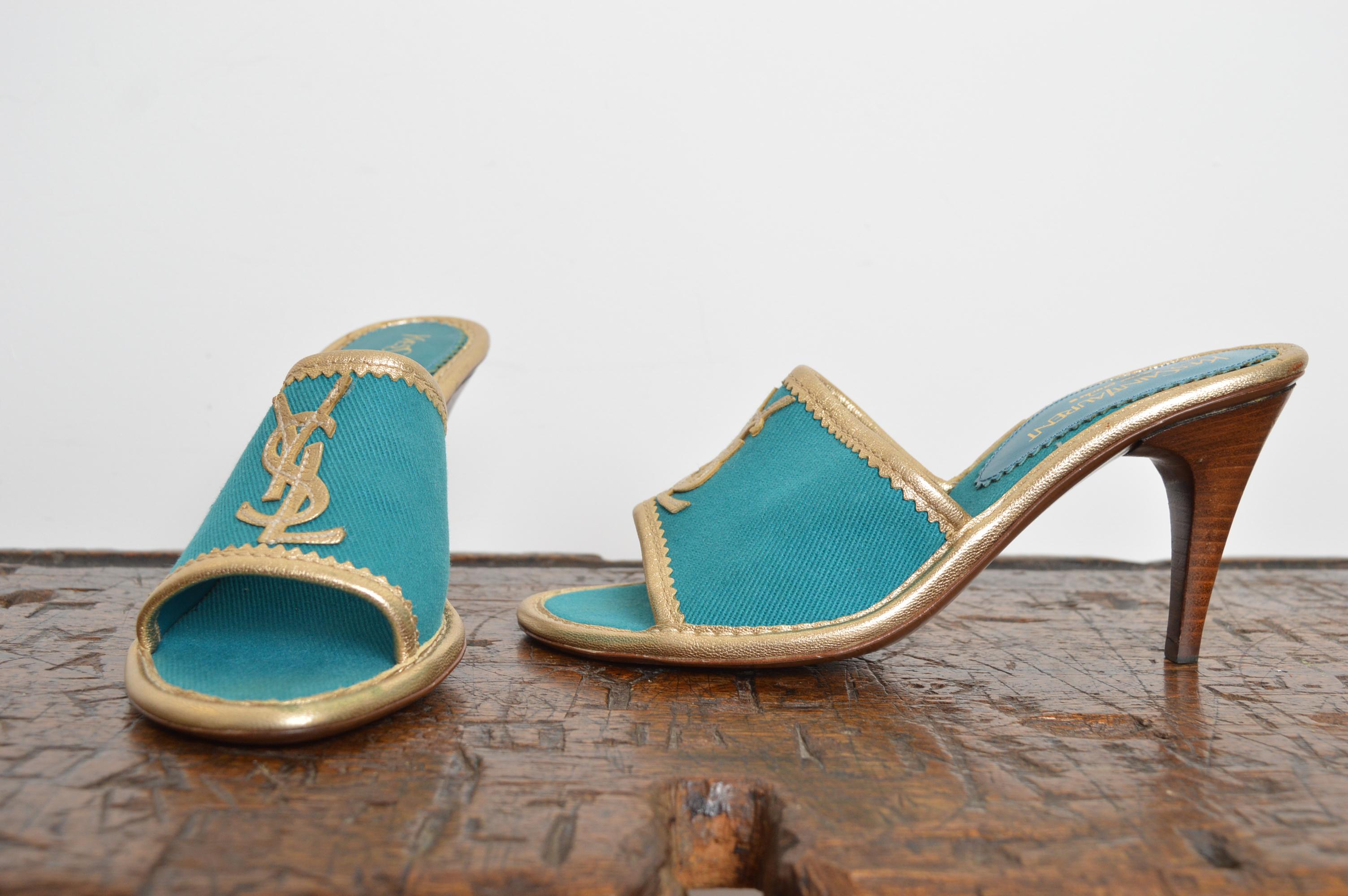 1990's Yves Saint Laurent Leinwand Teal Türkis & Gold Slip On Mules High Heels im Angebot 3