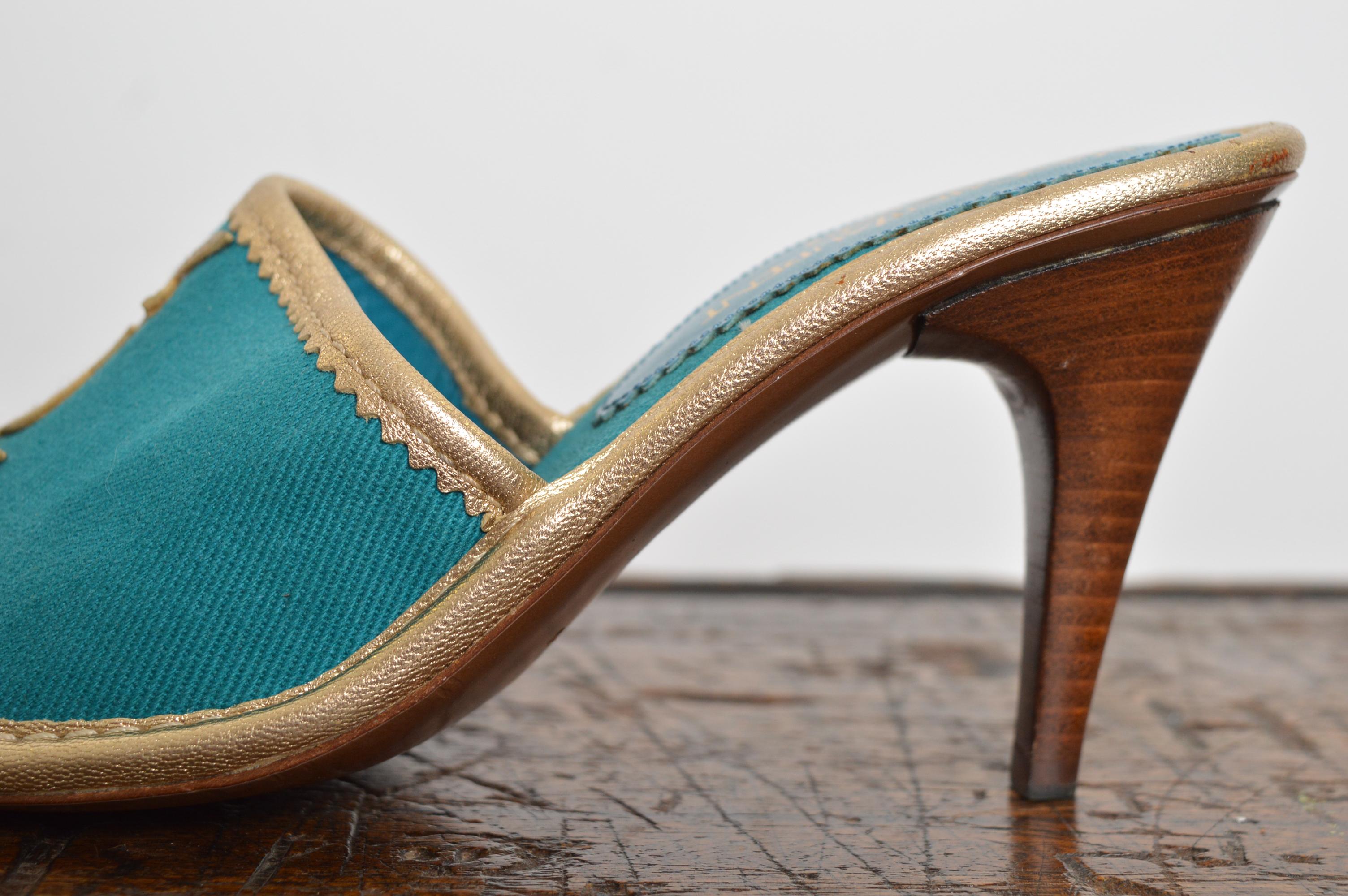 1990's Yves Saint Laurent Leinwand Teal Türkis & Gold Slip On Mules High Heels im Angebot 4