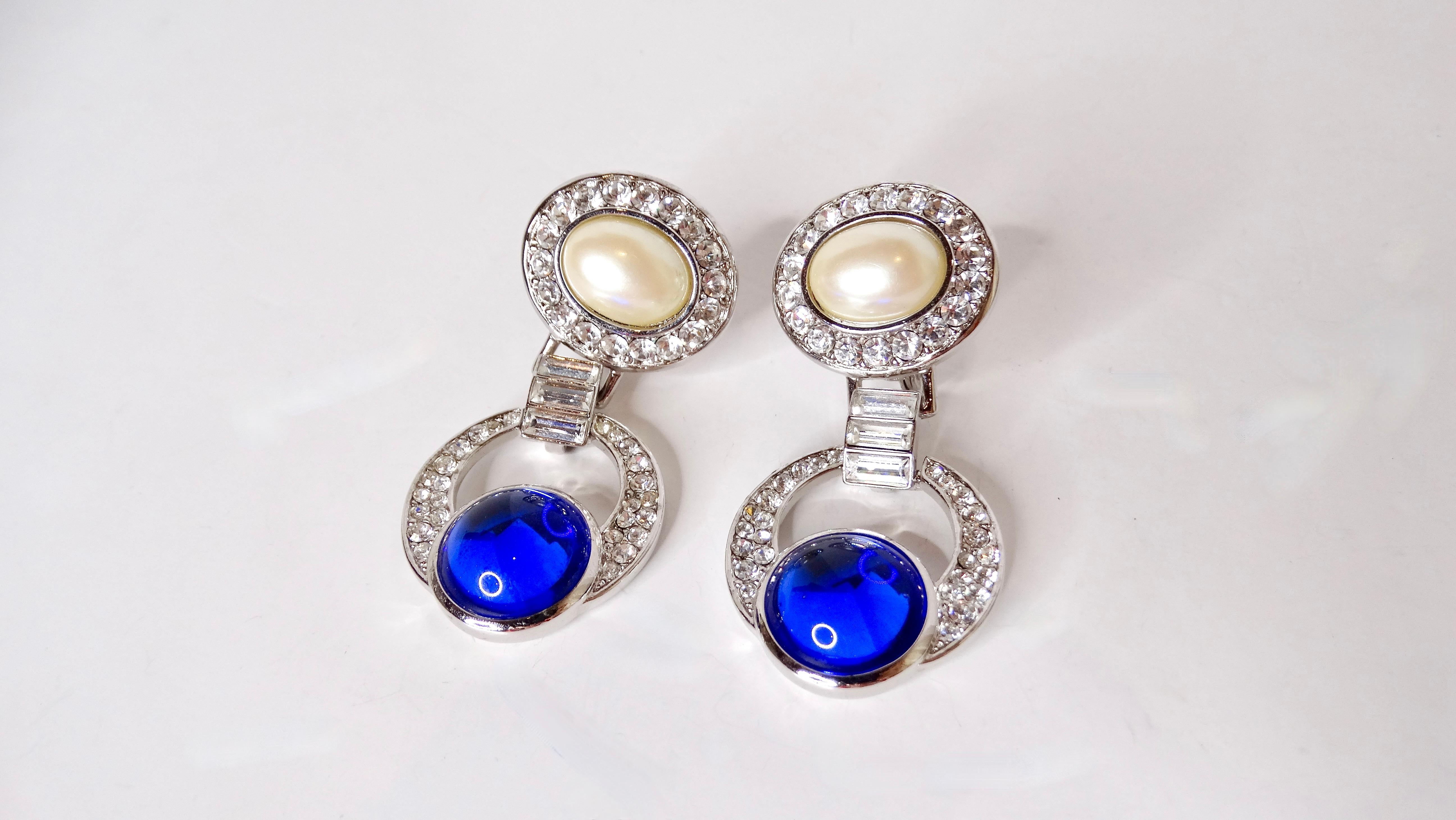 Entrez dans le monde de l'opulence avec ces superbes boucles d'oreilles à clip Yves Saint Laurent des années 1990, incrustées de faux saphirs et de perles. Fabriquées en argent 925 de haute qualité, ces boucles d'oreilles exquises présentent un