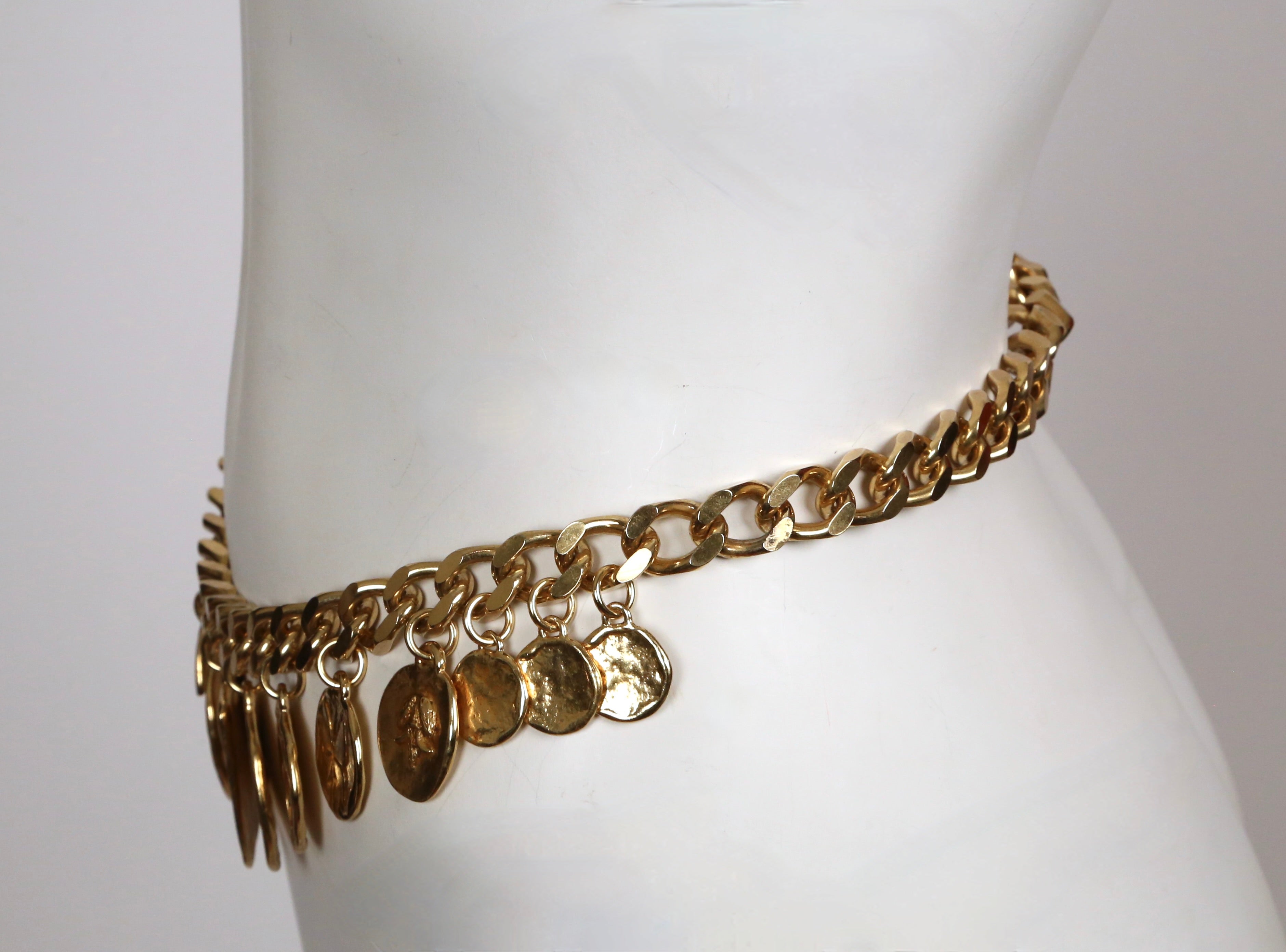 YVES SAINT LAURENT, ceinture ou collier à breloques à pièces dorées des années 1990 en vente 1