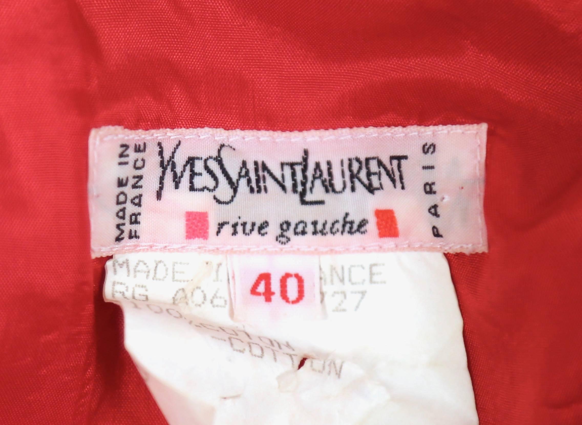 1990 - Yves Saint Laurent - Robe en coton rouge avec bordures en gros-grain noir  Unisexe en vente