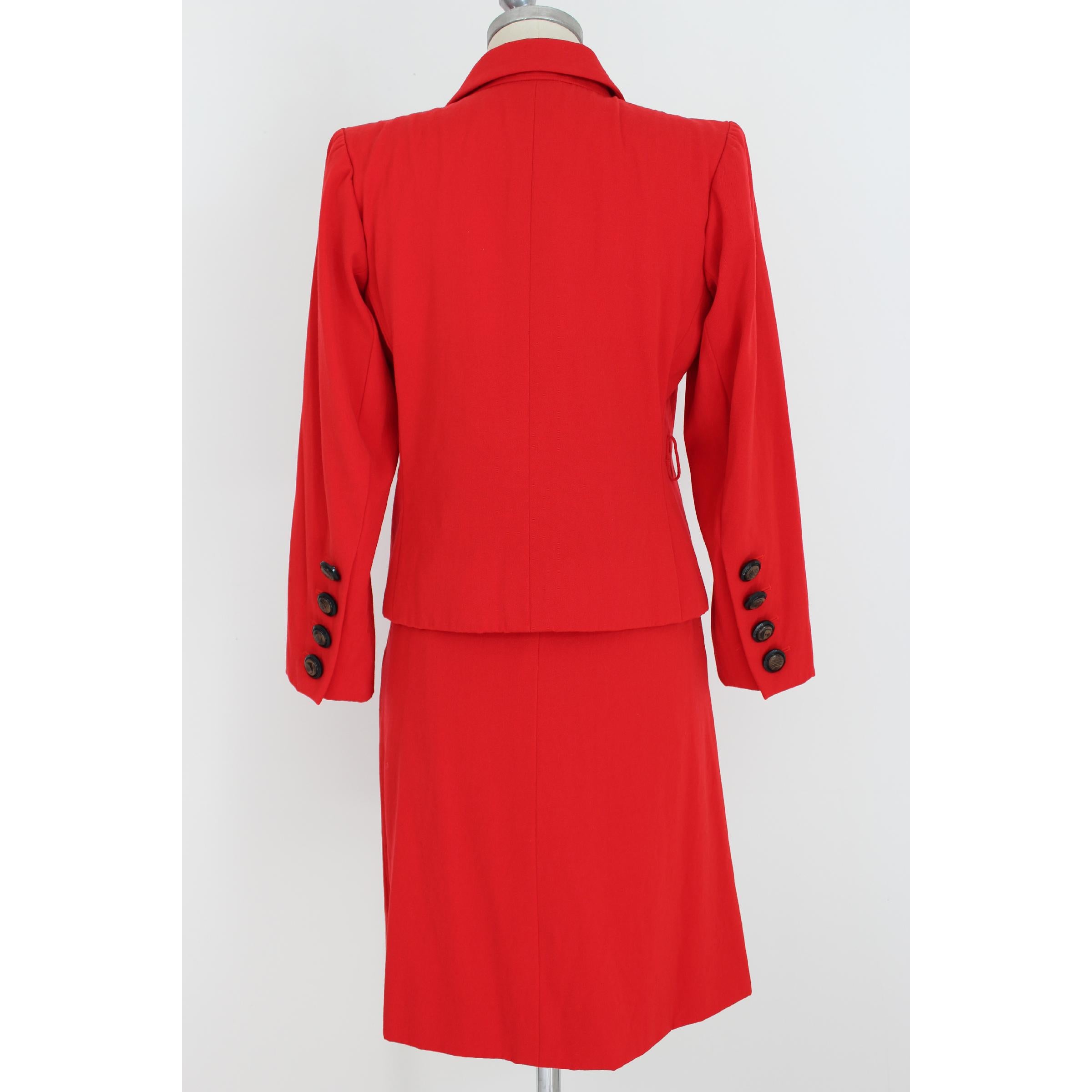 Yves Saint Laurent Rive Gauche vintage 90s skirt suit. Red color in wool. Jacket with black jeweled buttons, skirt with pockets on the sides. Made in France. Very good vintage condition, some signs of use.

Size: 36 Fr 40 It 6 Us 8 Uk

Shoulder: 42