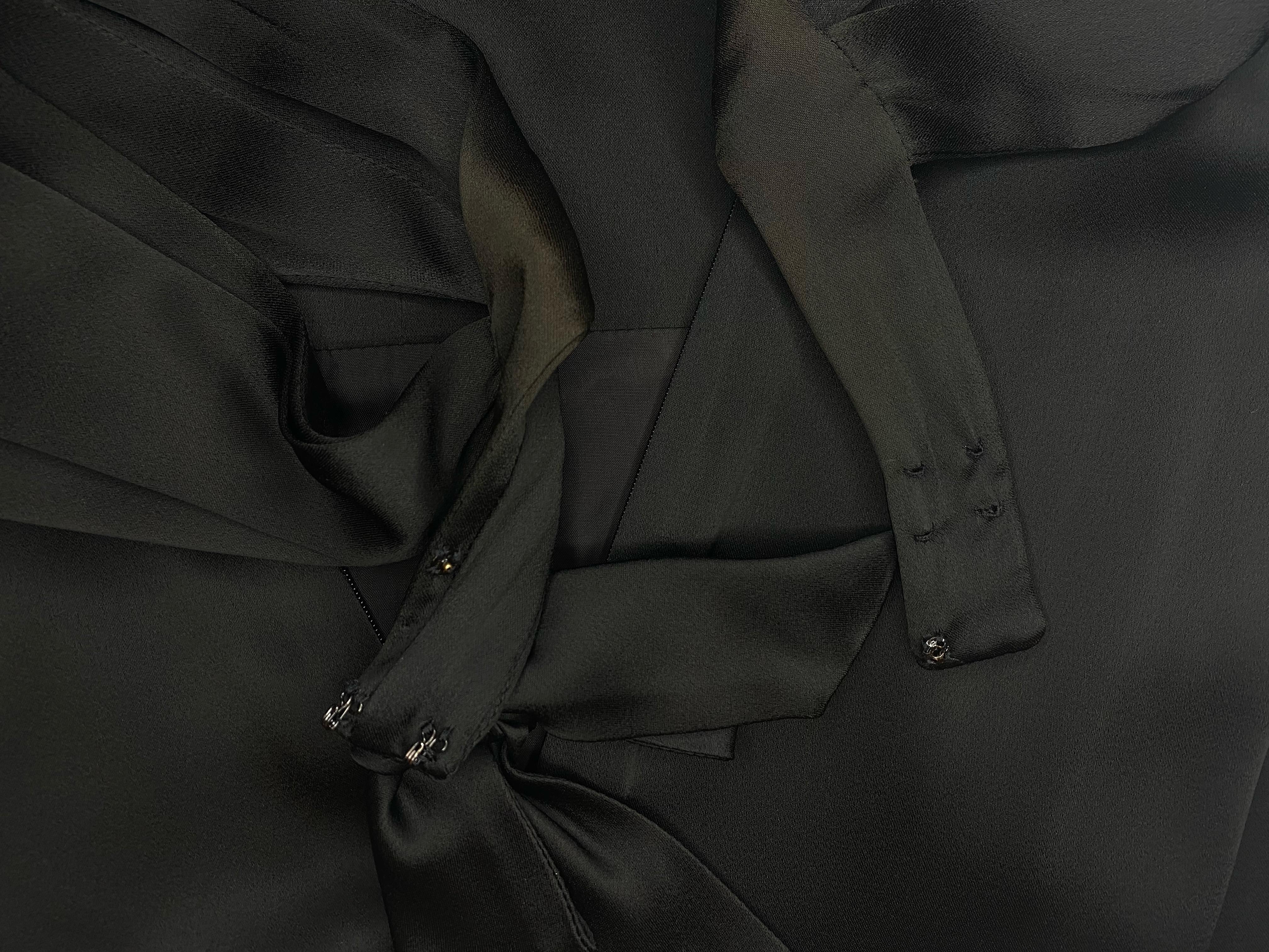 1990er Jahre Yves Saint Laurent Rive Gauche Schwarzes ärmelloses Kleid aus Satin mit Schleife im Angebot 2