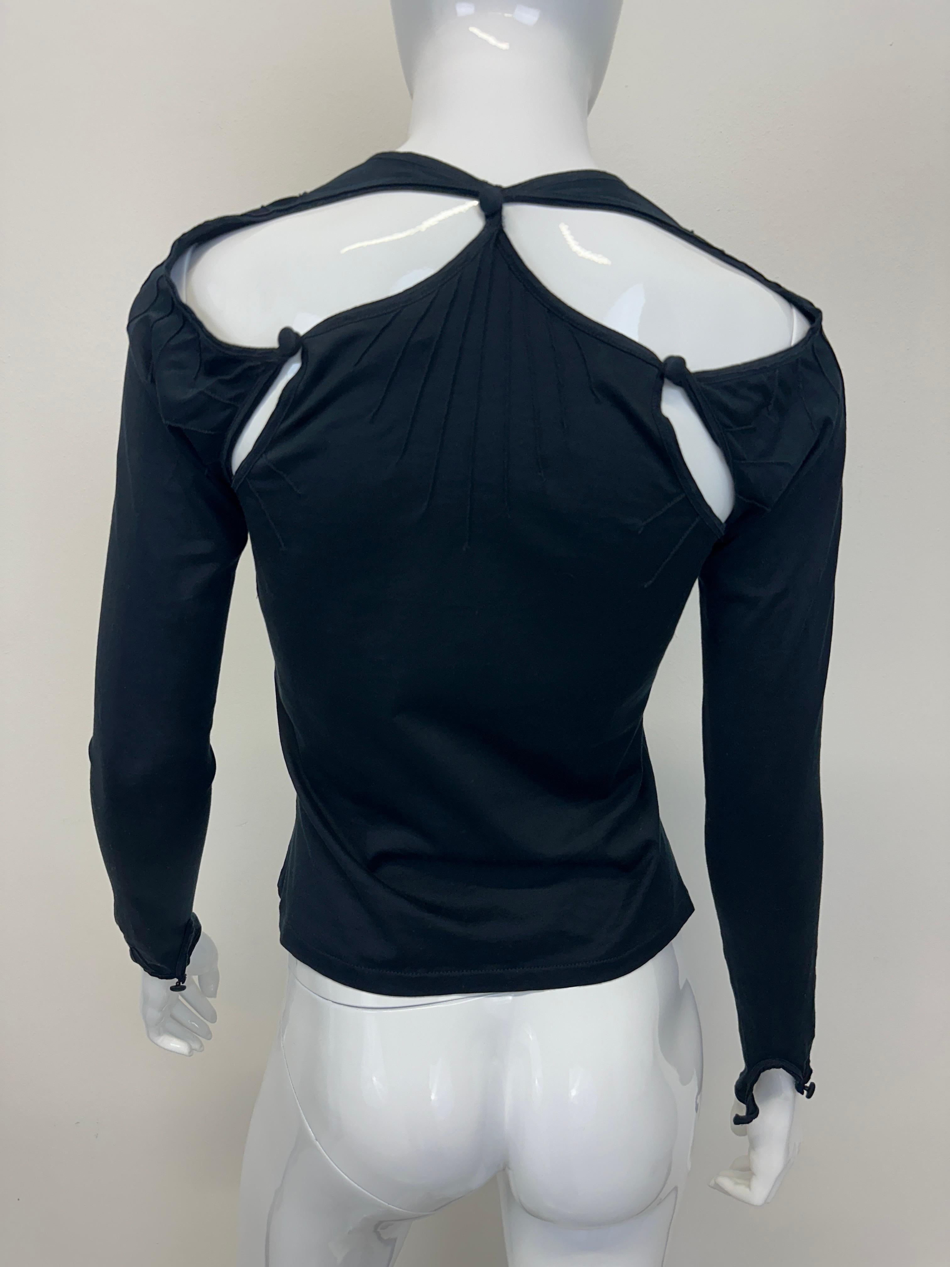 Yves Saint Laurent top

Adjustable buttons, cut out open shoulders and chest design. 100% cotton

Great conditions, no significant flaws

Size M, check detailed measurements,

Measurements:

Chest 42 cm / 16.6 inches
Length 54,5 cm / 21.5