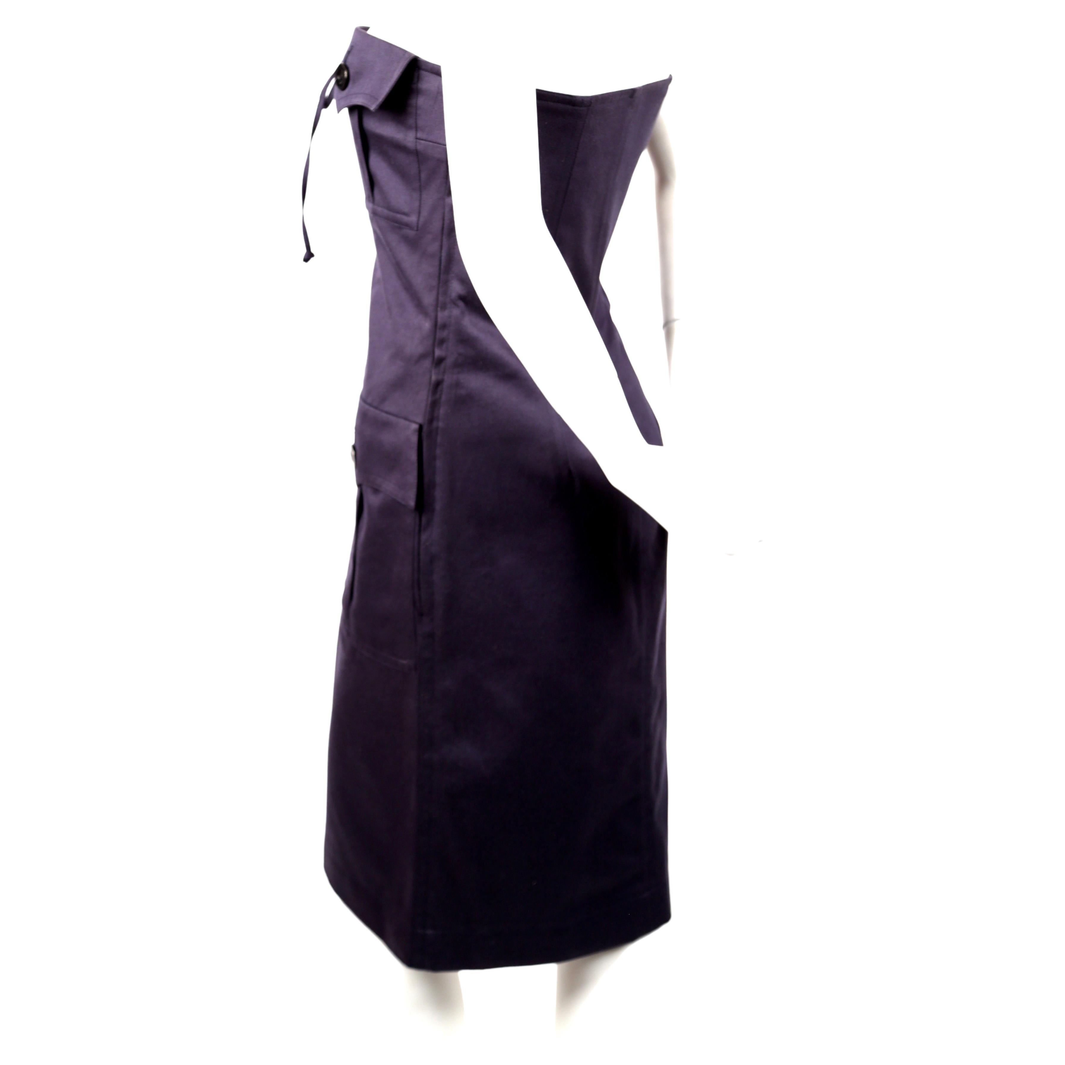 Robe safari en coton bleu marine, sans bretelles, conçue par Yves Saint Laurent et datant du début des années 1990. Taille française 38. La robe peut être ajustée à l'aide de liens mais convient mieux à une poitrine de 31-33