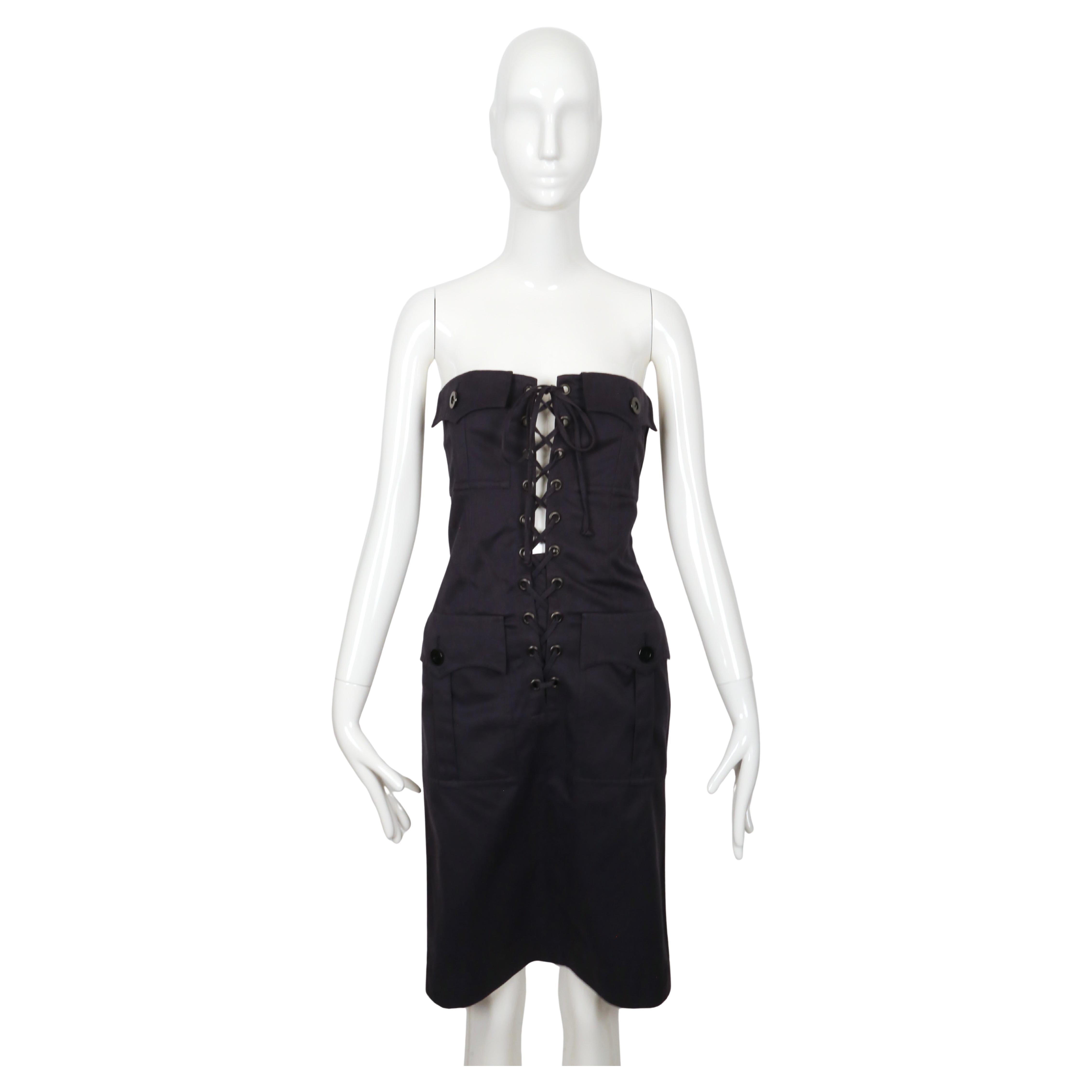 Un vestido safari sin tirantes Yves Saint Laurent Rive Gauche de los años 90 en algodón azul marino. El vestido presenta una silueta estructurada y ceñida al cuerpo con las referencias safari características de YSL. La parte delantera está definida