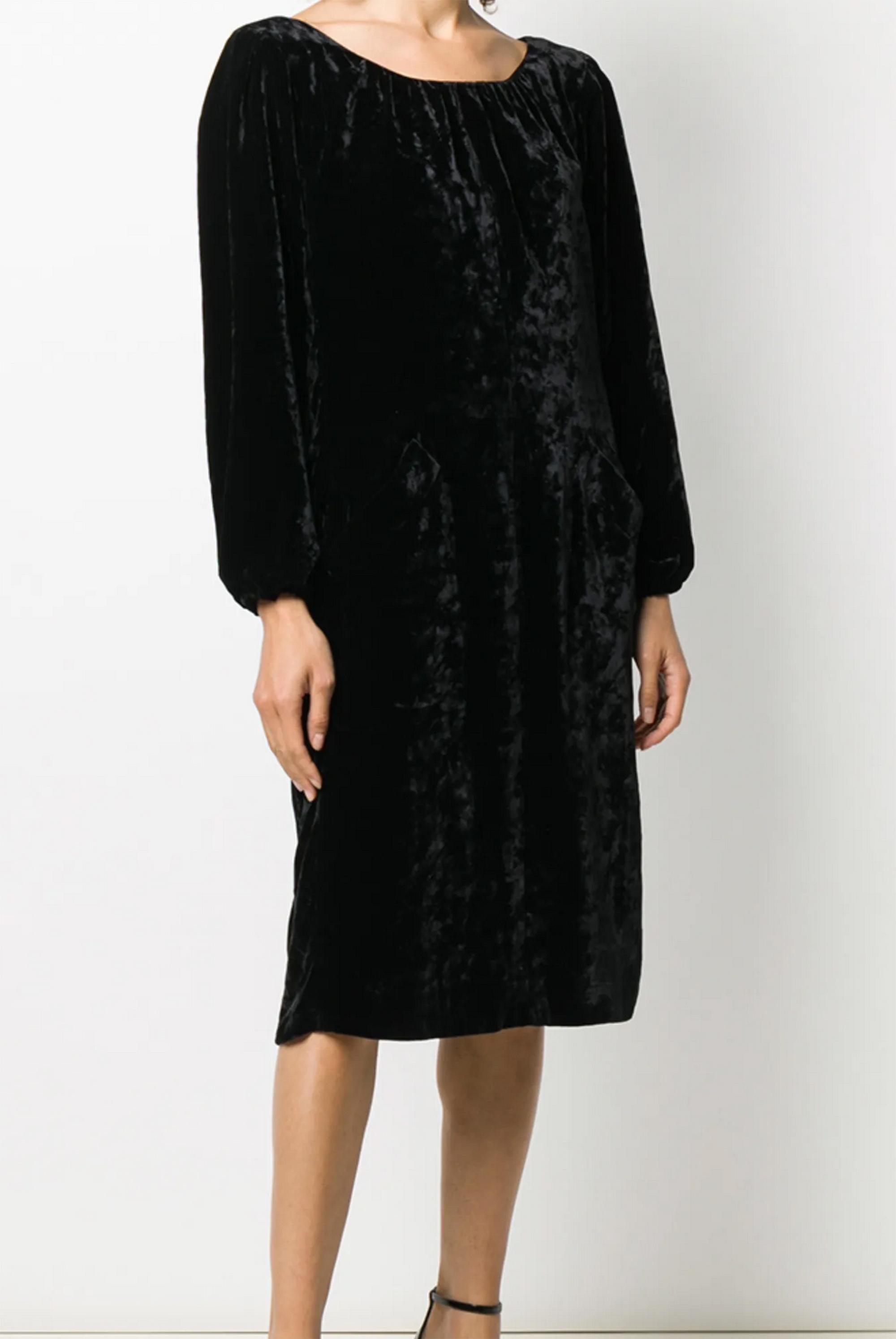 Nero Abito in velluto di seta Yves Saint Laurent YSL degli anni '90 in vendita