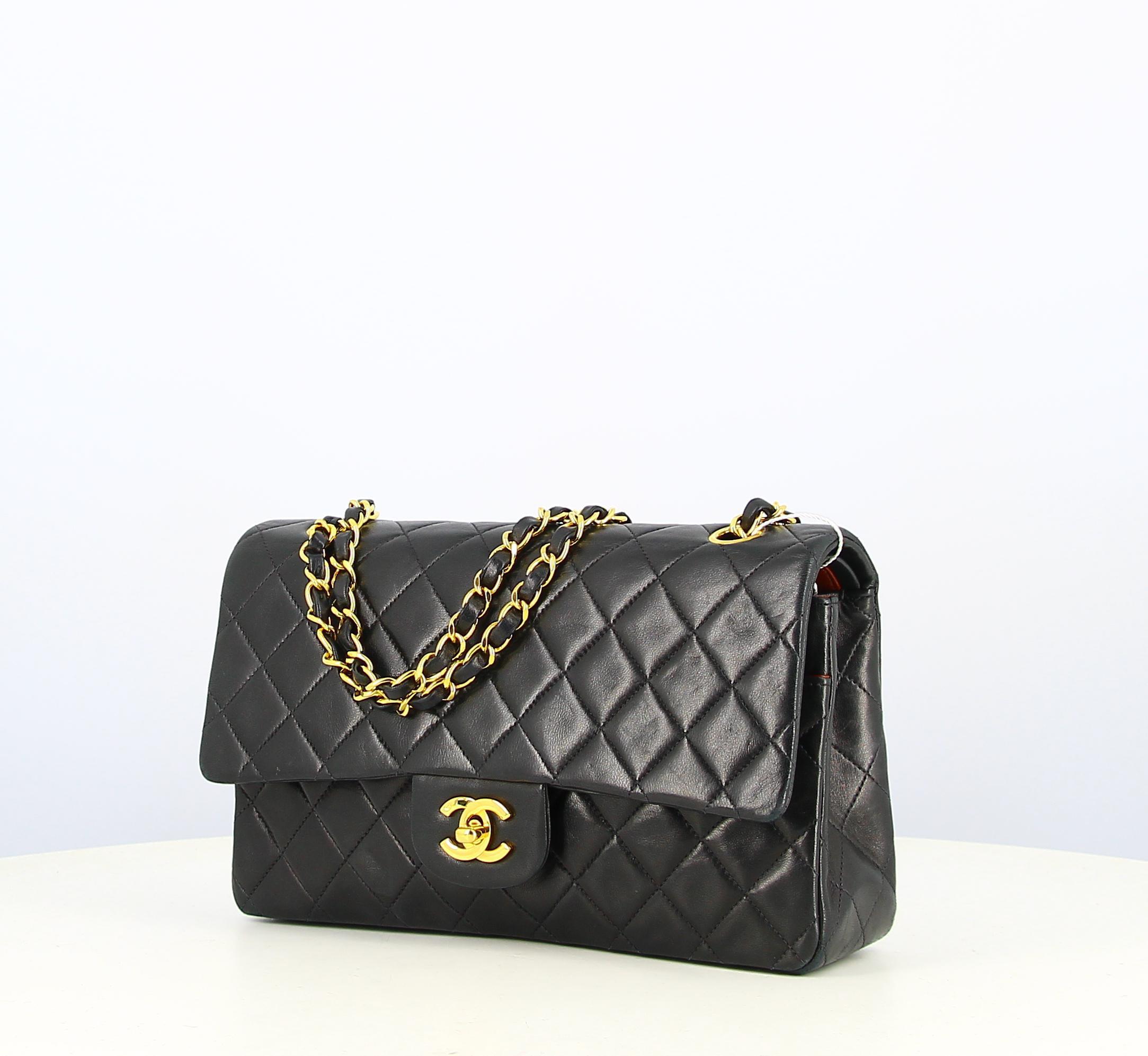 1991-1993 Chanel Timeless Black Quilted Leather Bag
- Good condition, shows slight wear and tear over time
- Chanel Timeless Black Handbag, in quilted leather, long adjustable chain, worn on the shoulder or across the chest. Double C golden clasp,
