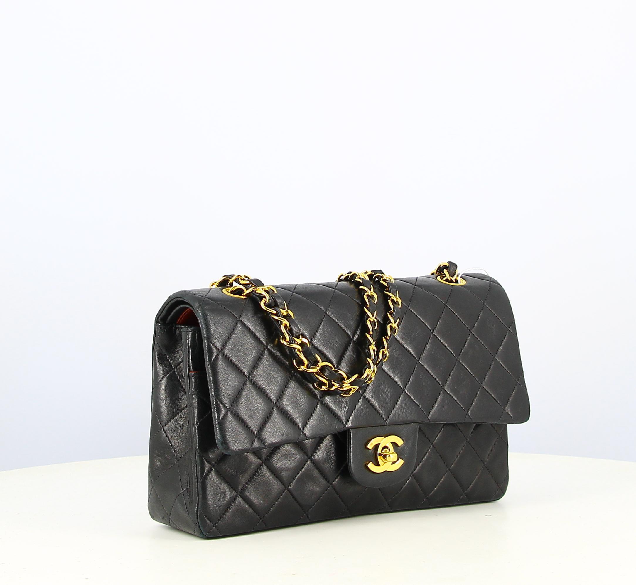 1991-1993 Chanel Timeless Black Quilted Leather Bag In Good Condition In PARIS, FR