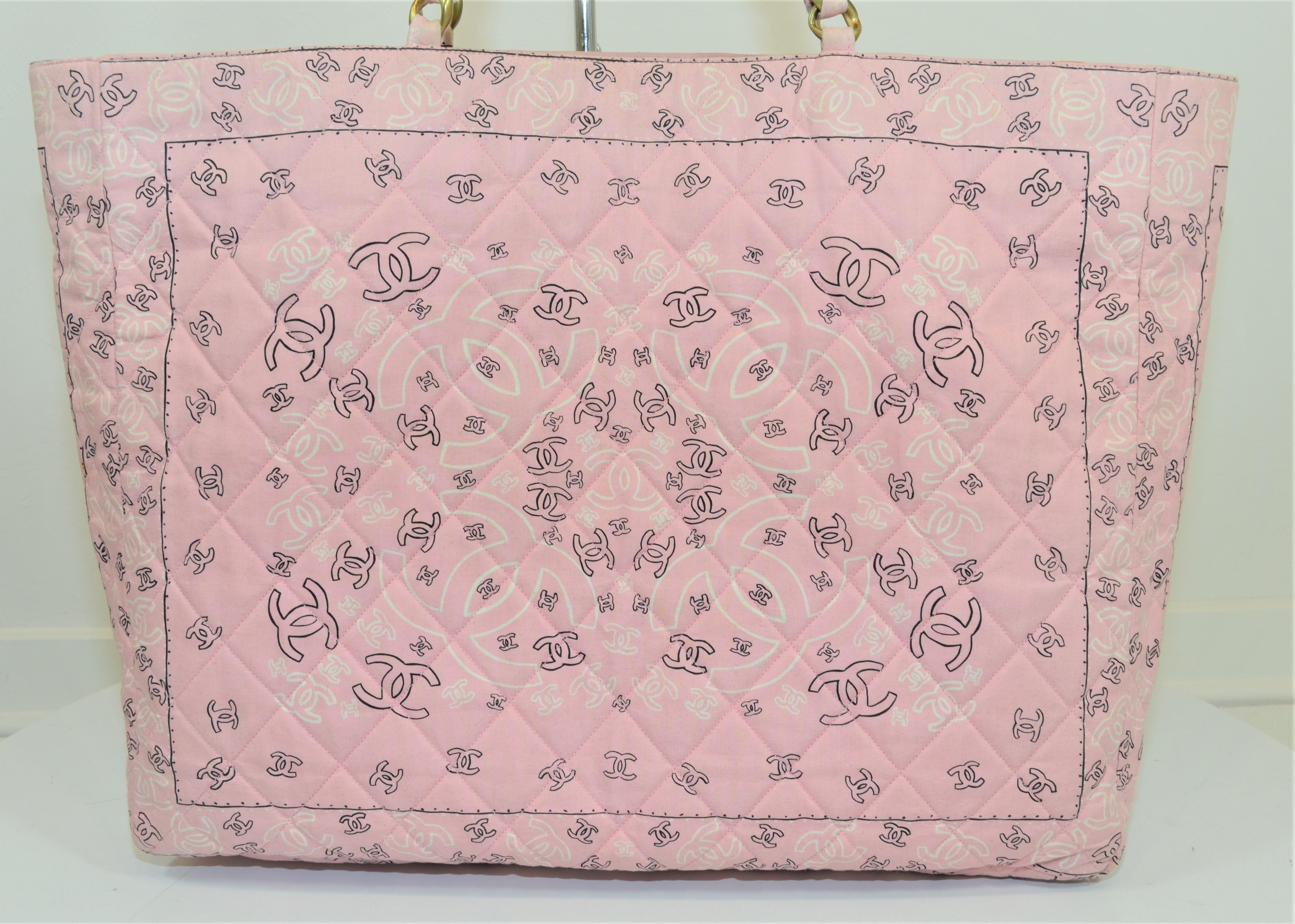 1991-1994 RARE Chanel Vintage Pink Bandana Print XL Tote In Good Condition In Carmel, CA