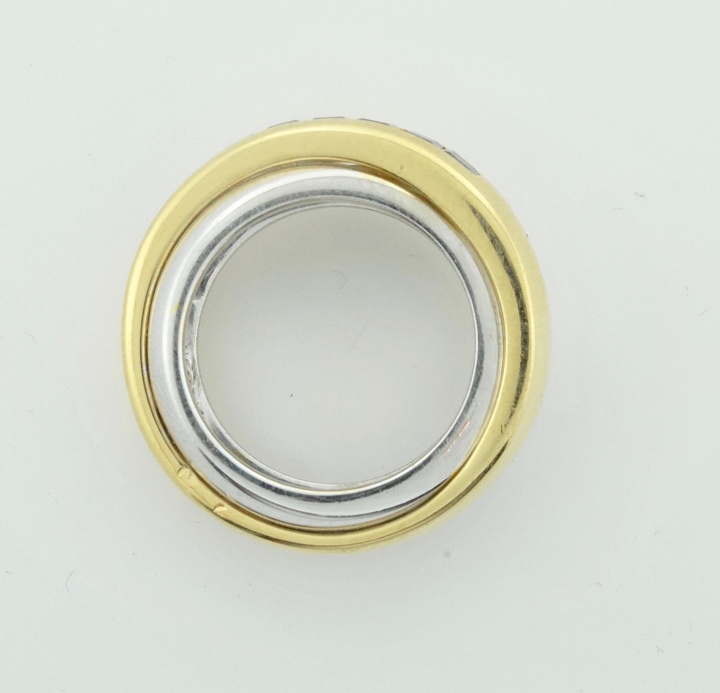 1991 Cartier Saphirbandring aus 18k Gelb- und Weißgold
Neun quadratisch geschliffene Saphire mit einem Gewicht von etwa .90 its 
Größe 6 gestempelt #922821
Dieser Ring kann von einem qualifizierten Juwelier in der Größe angepasst werden
