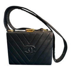 Sac à bandoulière Chanel 1991, en cuir matelassé à motif chevron, dans un étui rigide